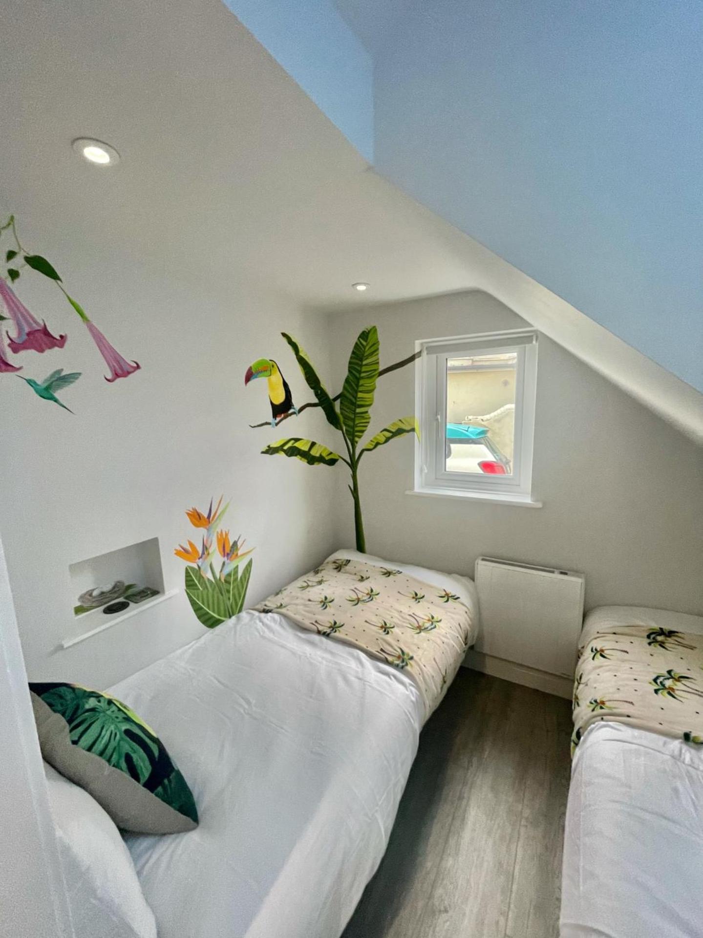 The Jungle Apartment - by Coastline Retreats - Jungle Themed Garden Apartment - Outdoor Bath - Next to Seafront - Childrens Toys - Superfast Wifi - Netflix - Disney