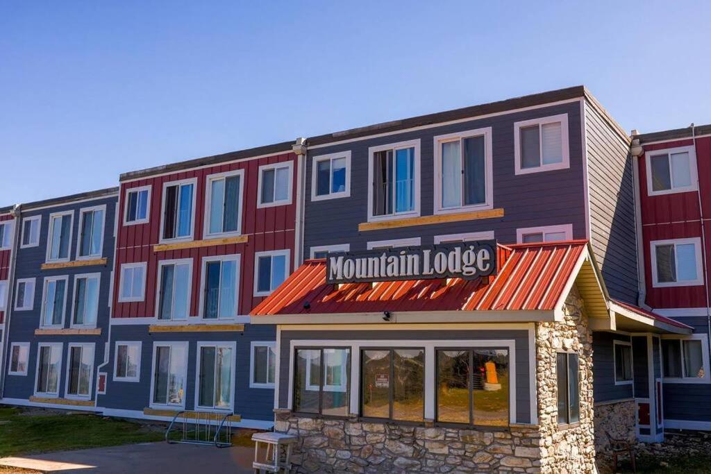 Mountain Lodge getaway, ski-in/ski-out, heart of the village