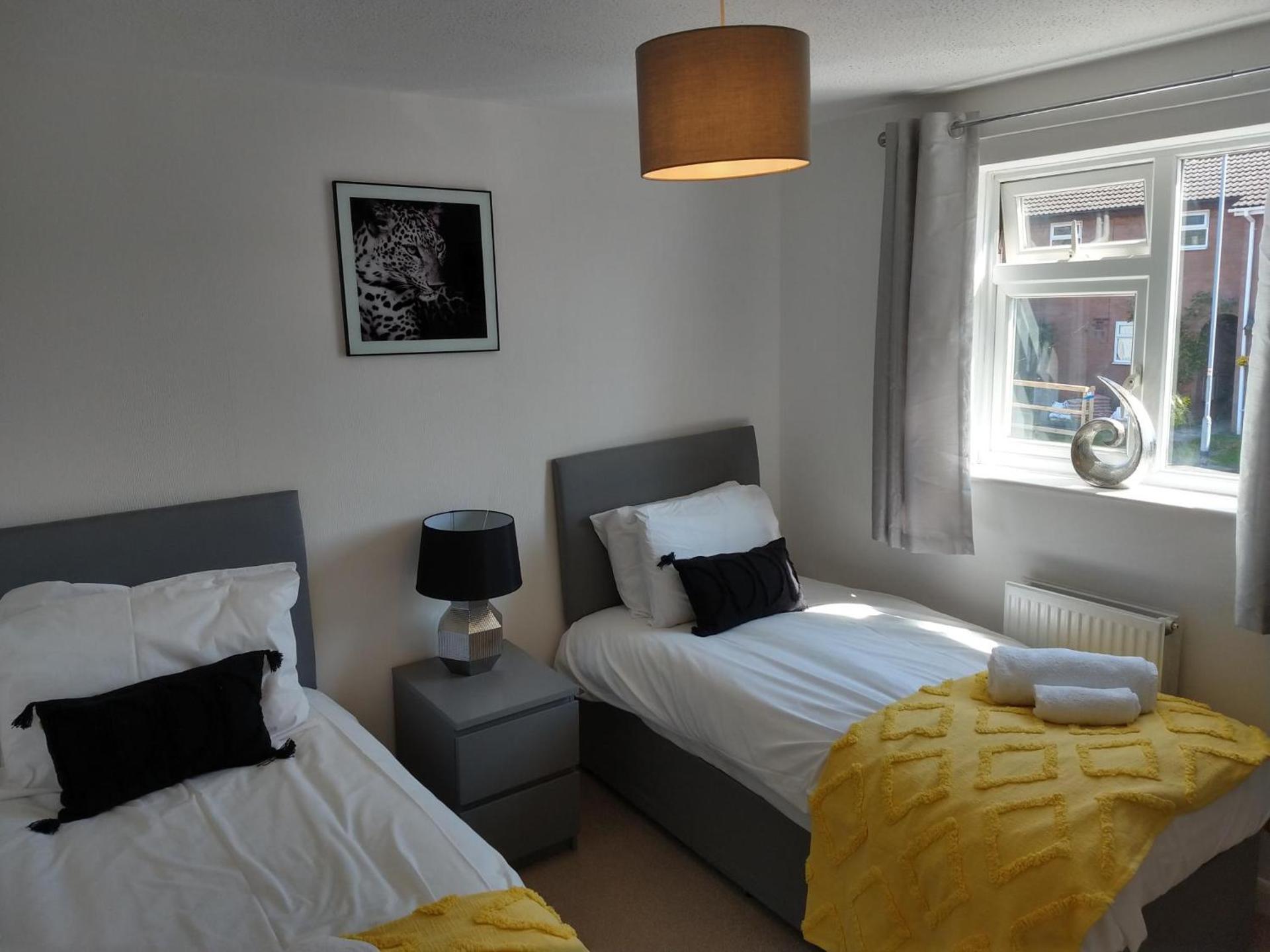 Stamford Redcot Gardens Stylish 2 bed Family town house with parking