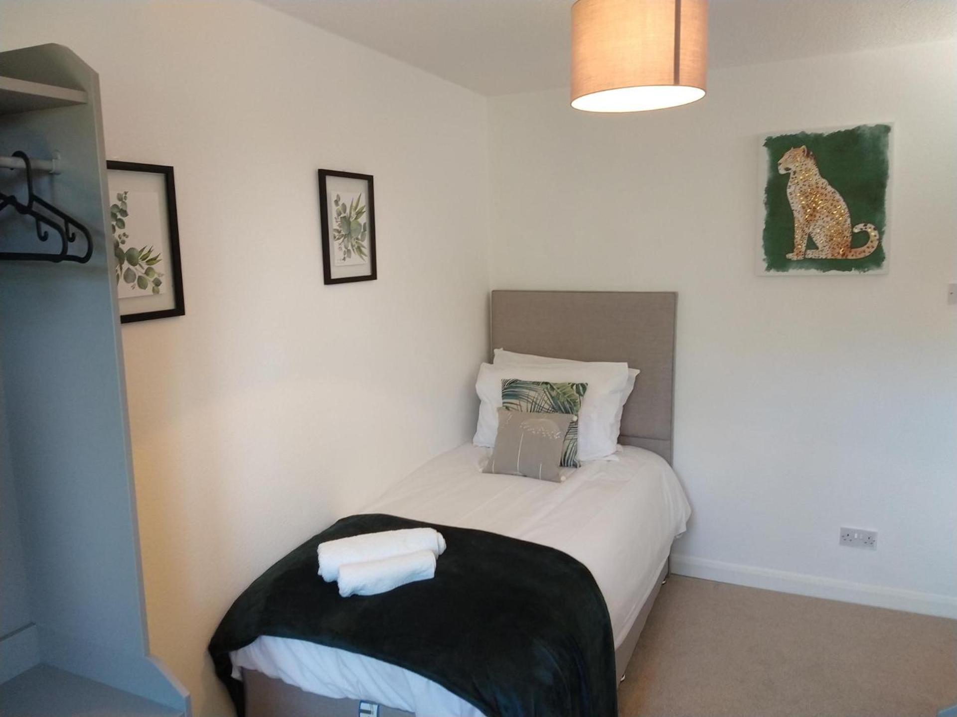 Stamford Redcot Gardens Stylish 2 bed Family town house with parking