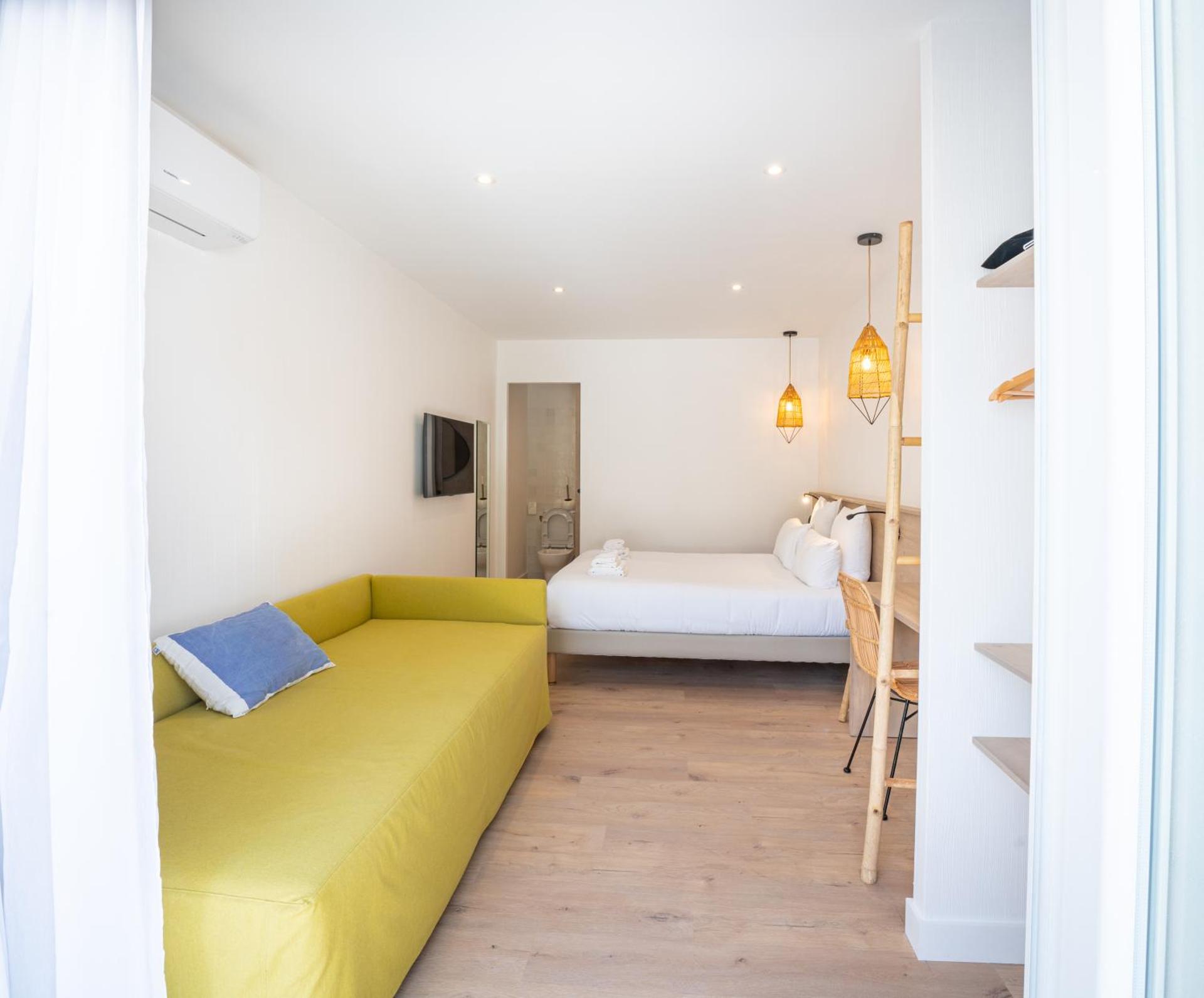 Family Room with Garden View