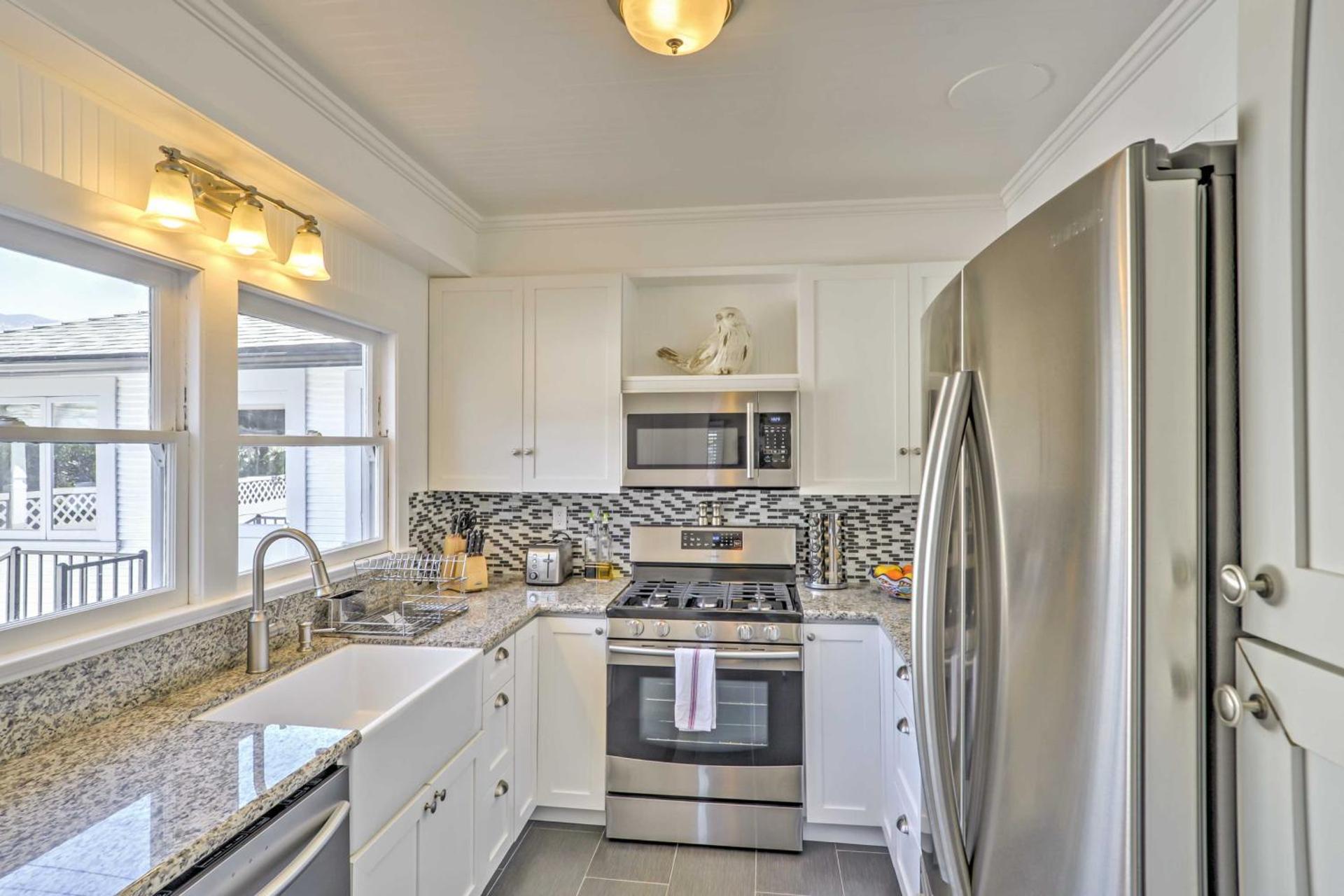 Carpinteria Apt with Hot Tub - 10 Min Walk to Beach!