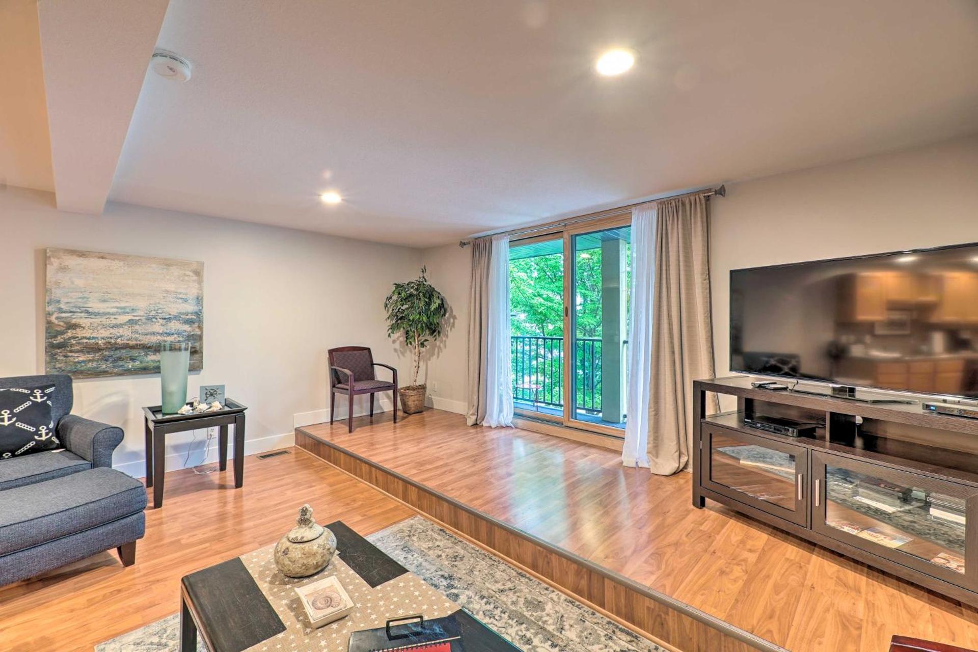 Cute Grand Haven Apartment Walk Downtown Streets!