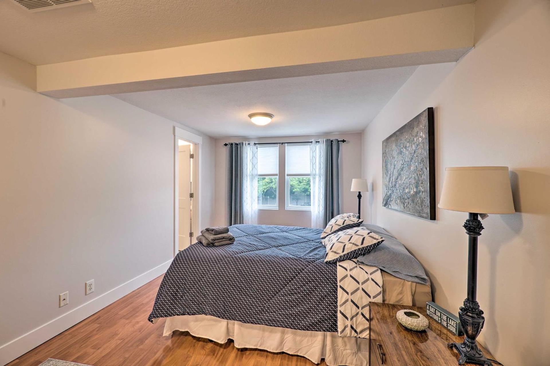 Cute Grand Haven Apartment Walk Downtown Streets!