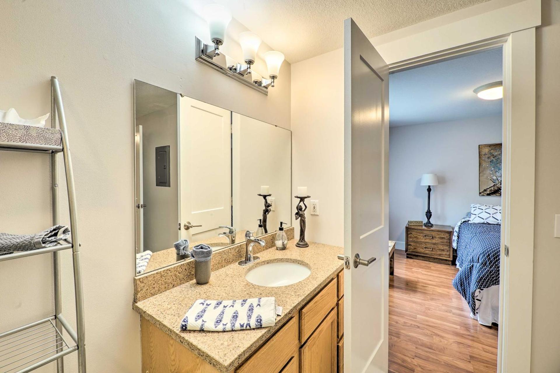 Cute Grand Haven Apartment Walk Downtown Streets!