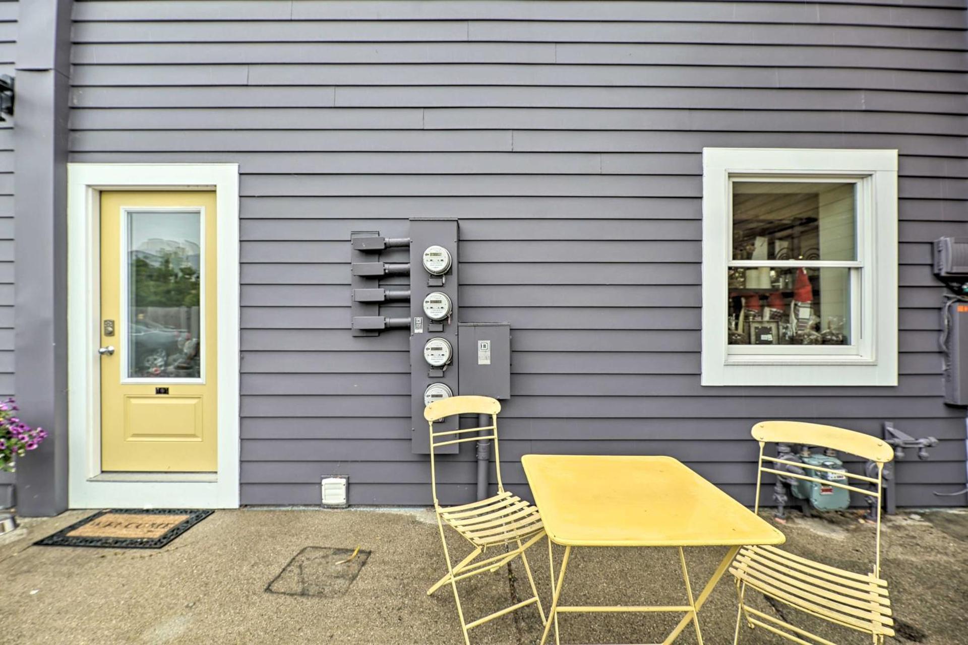 Cute Grand Haven Apartment Walk Downtown Streets!