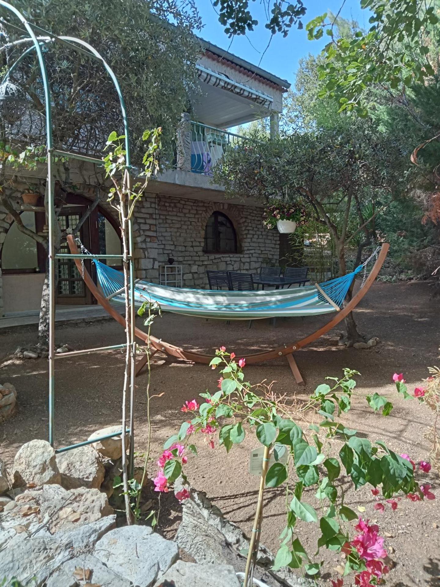 Bas de villa au chant des cigales