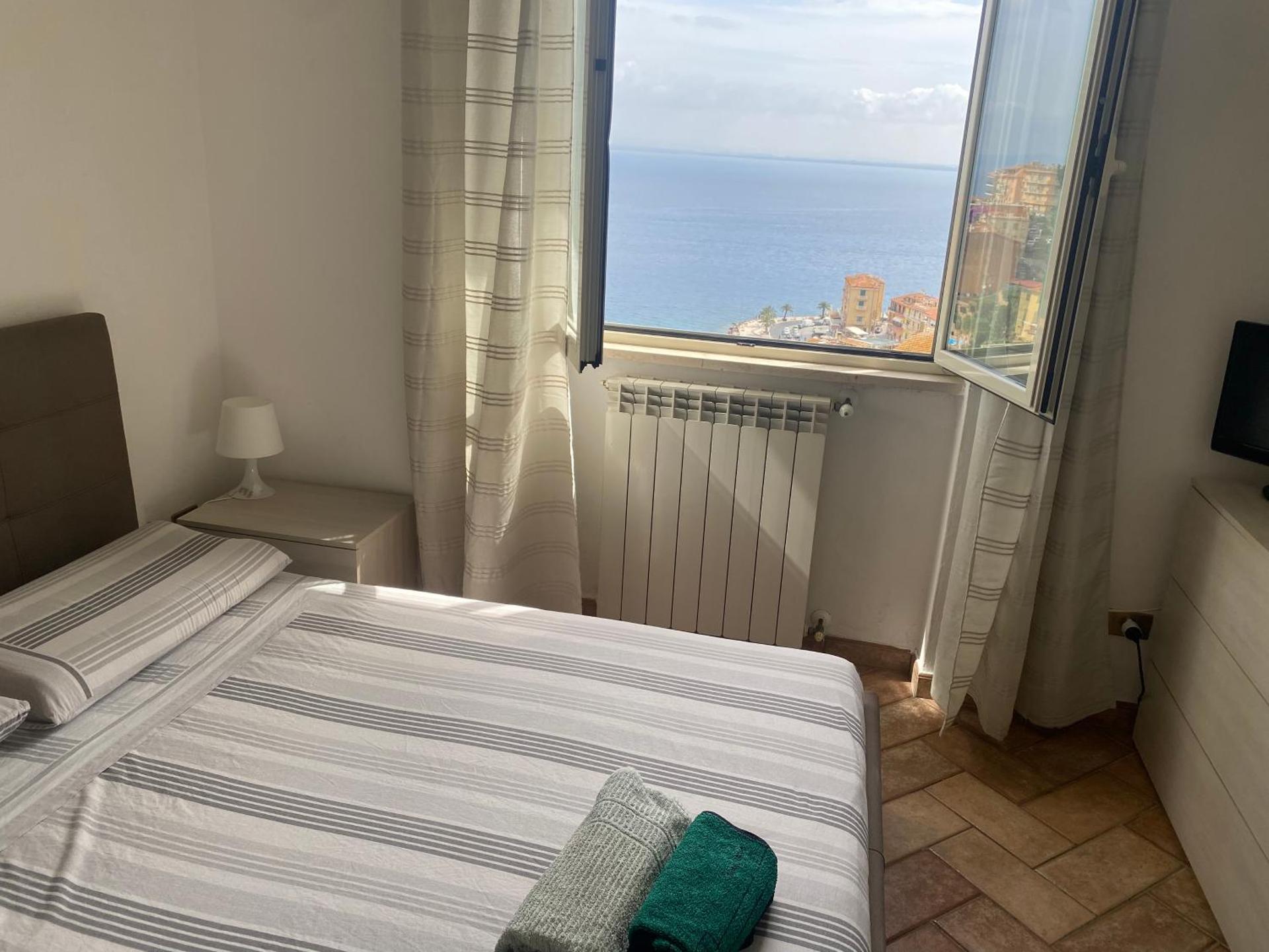 BILOCALE VISTA MARE CON POSTO AUTO