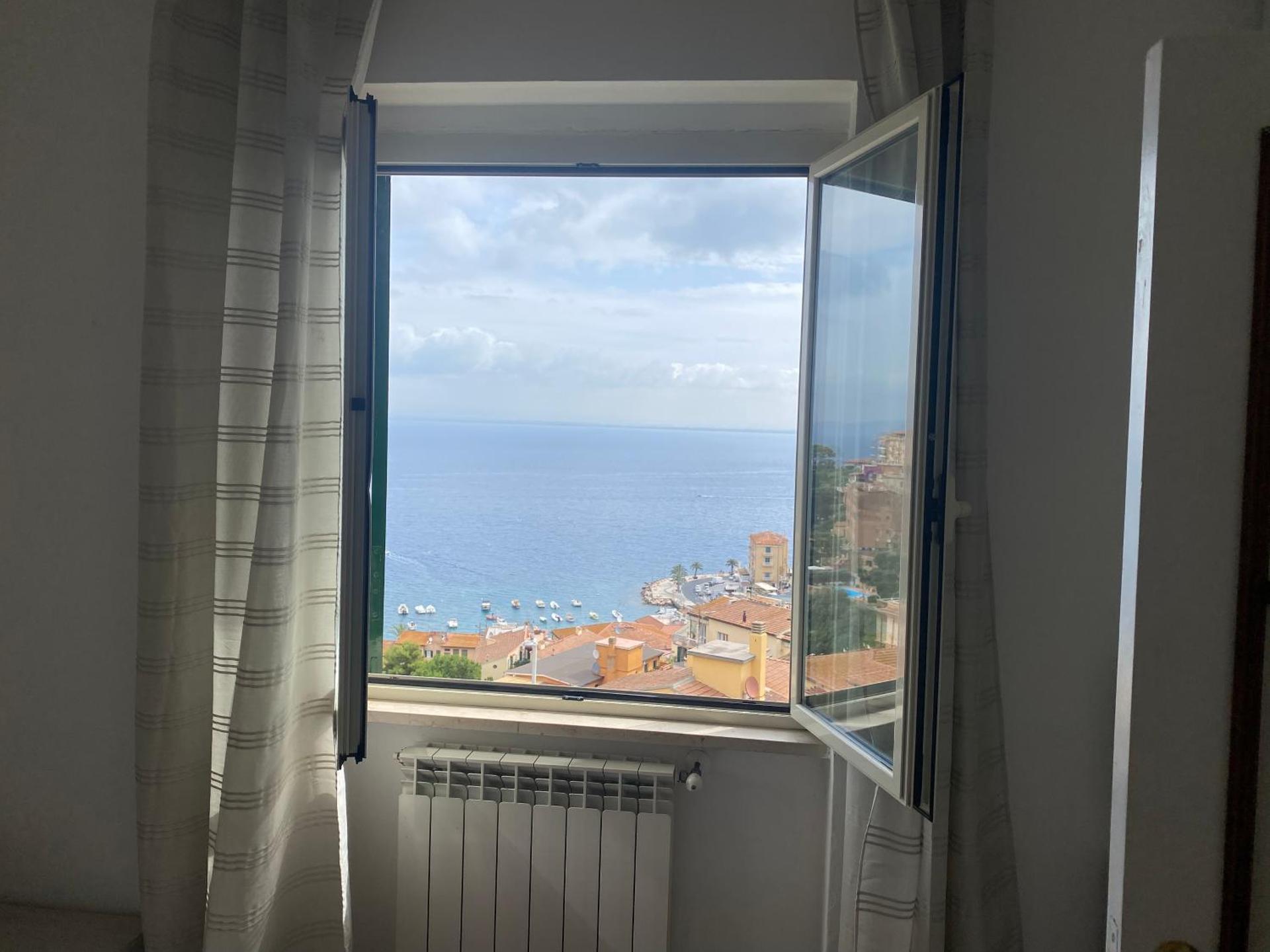 BILOCALE VISTA MARE CON POSTO AUTO