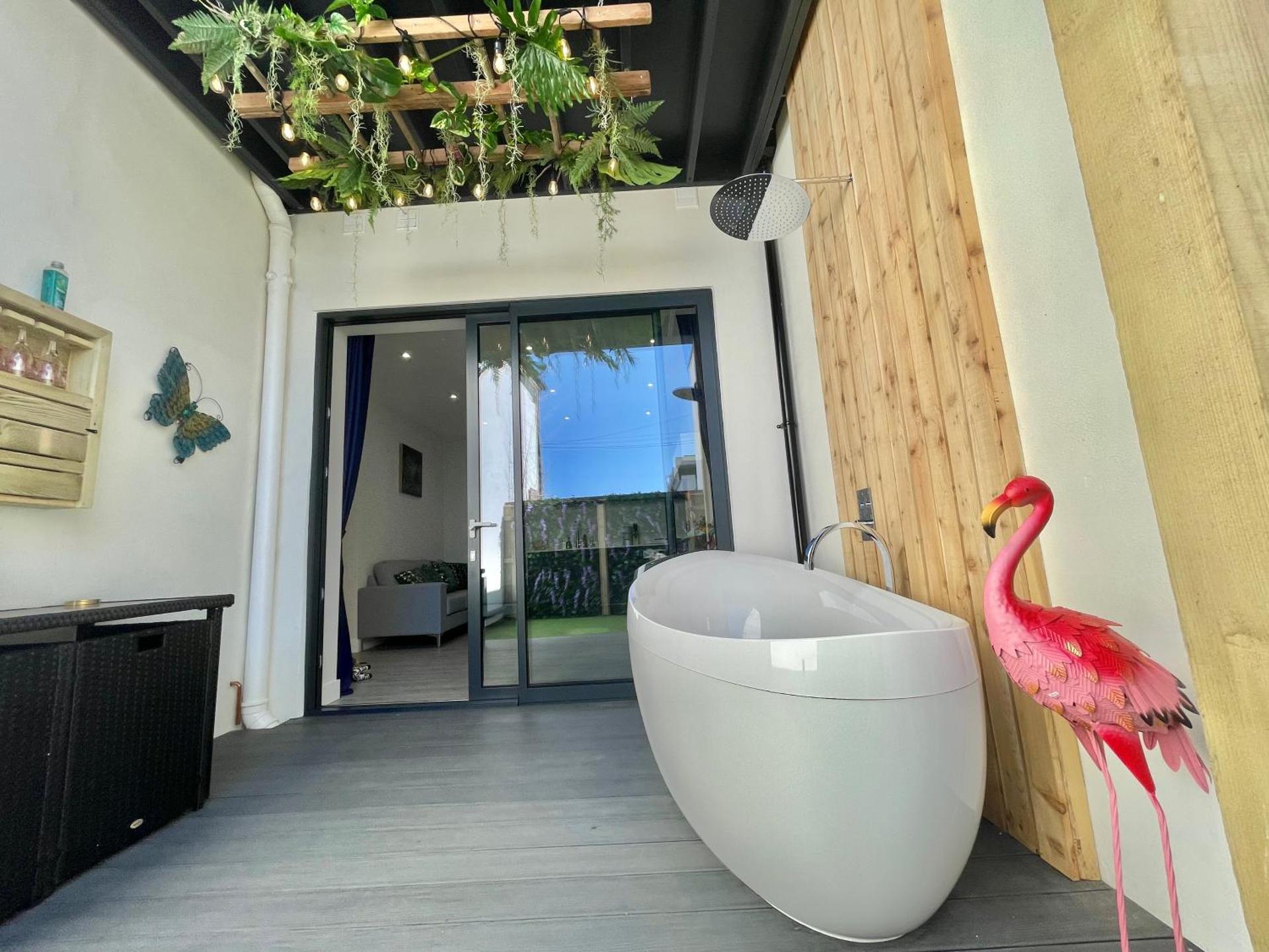 The Jungle Apartment - by Coastline Retreats - Jungle Themed Garden Apartment - Outdoor Bath - Next to Seafront - Childrens Toys - Superfast Wifi - Netflix - Disney