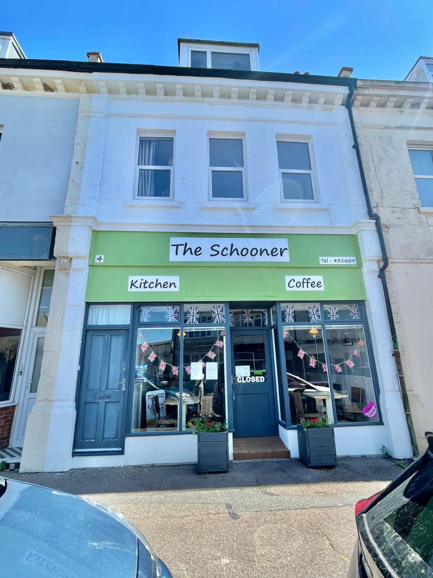 The Jungle Apartment - by Coastline Retreats - Jungle Themed Garden Apartment - Outdoor Bath - Next to Seafront - Childrens Toys - Superfast Wifi - Netflix - Disney