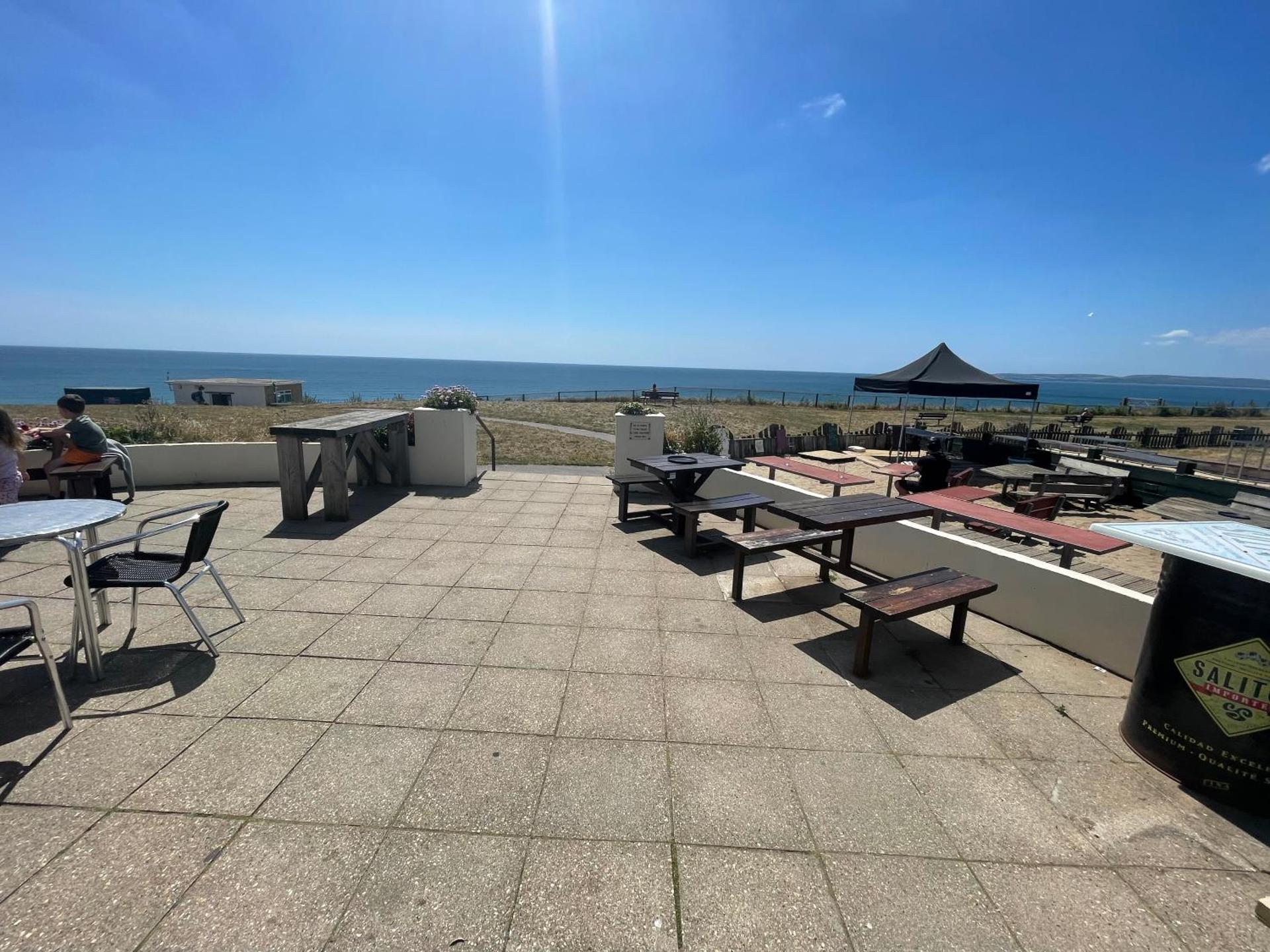 The Jungle Apartment - by Coastline Retreats - Jungle Themed Garden Apartment - Outdoor Bath - Next to Seafront - Childrens Toys - Superfast Wifi - Netflix - Disney