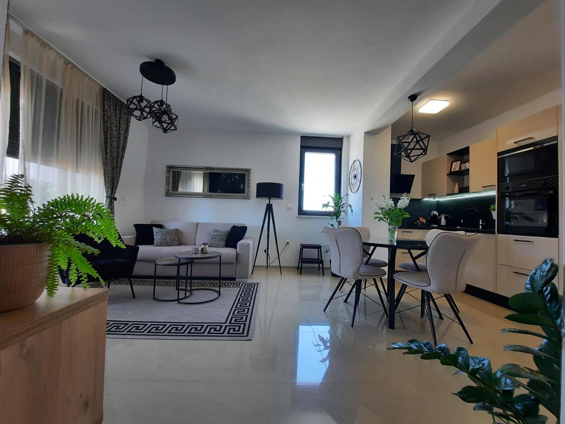 Enjoy Pula - new apt with terrace and FREE parking garage