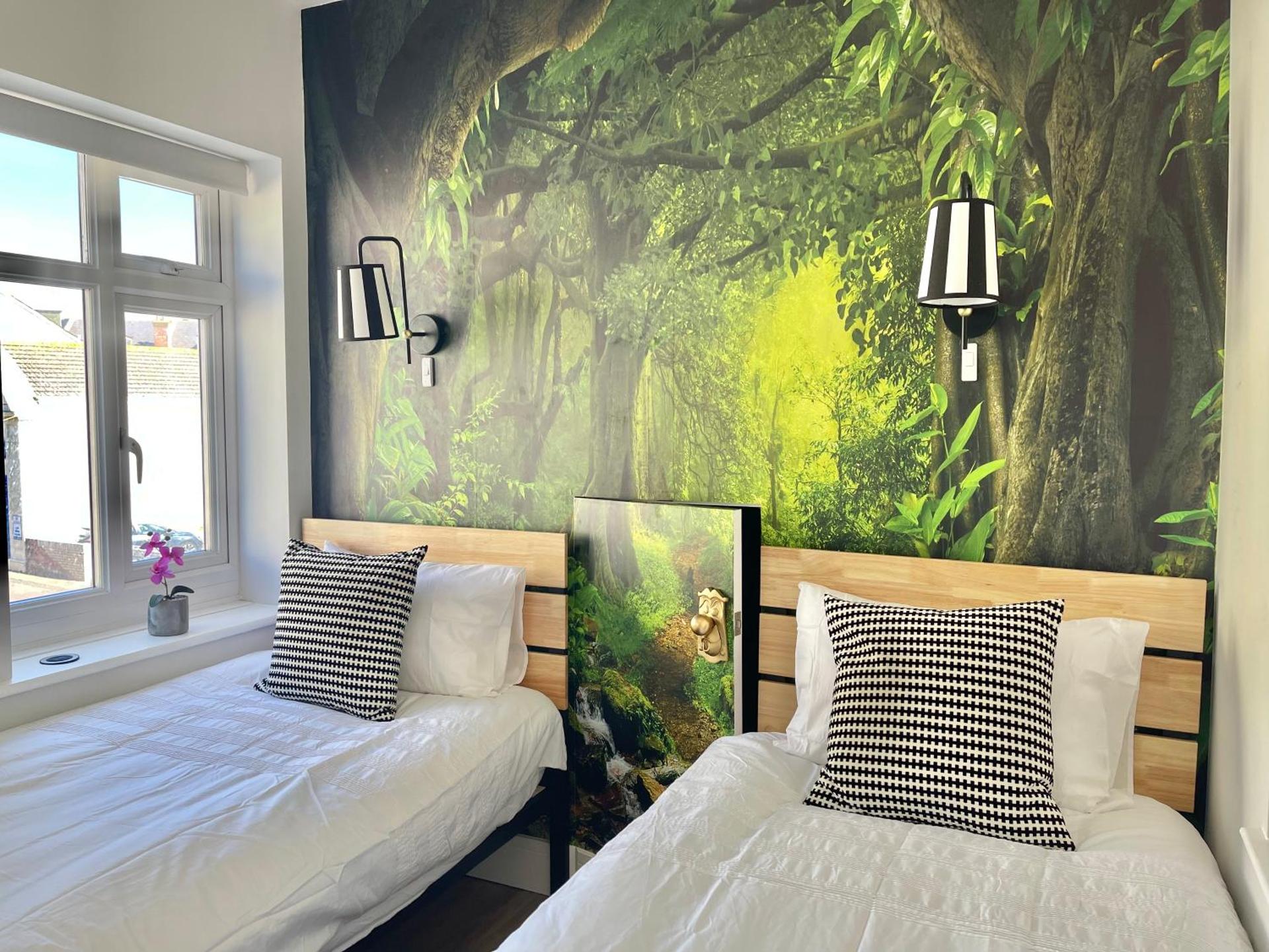 The Alice Apartment - by Coastline Retreats - Stunning Balcony Apartment with Sea Views - Alice in Wonderland Themed Secret Room - Luxury Copper Bath in Master Bedroom