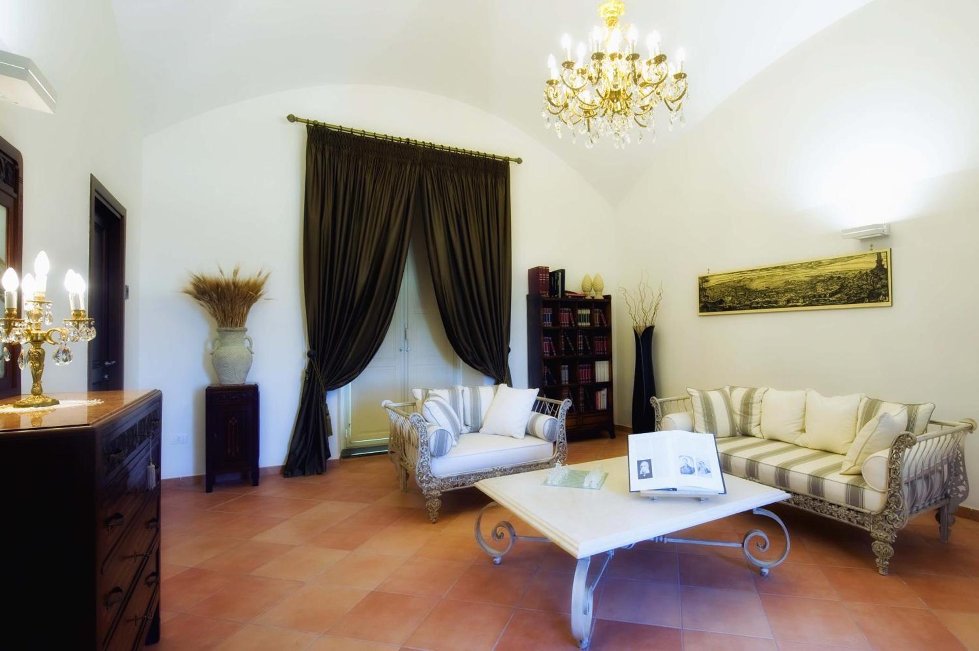 Communal lounge/ TV room