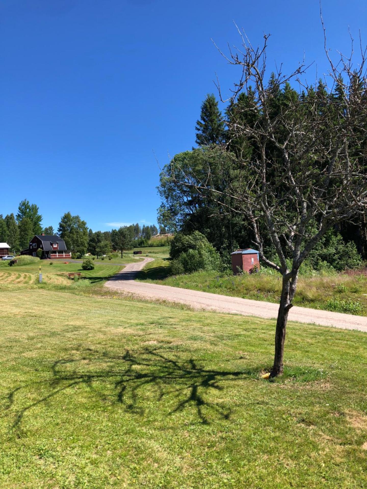 Mysig timmerstuga med braskamin nära Hovfjället