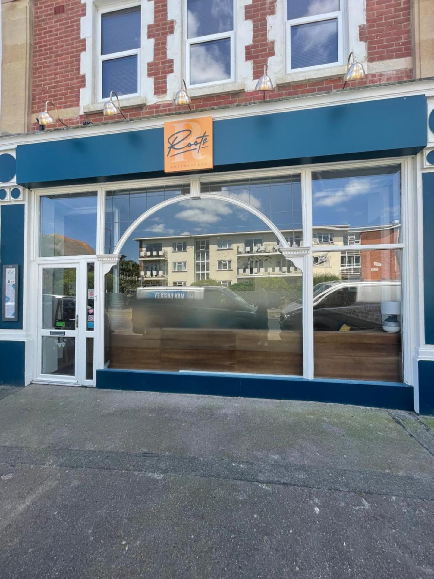 The Jungle Apartment - by Coastline Retreats - Jungle Themed Garden Apartment - Outdoor Bath - Next to Seafront - Childrens Toys - Superfast Wifi - Netflix - Disney