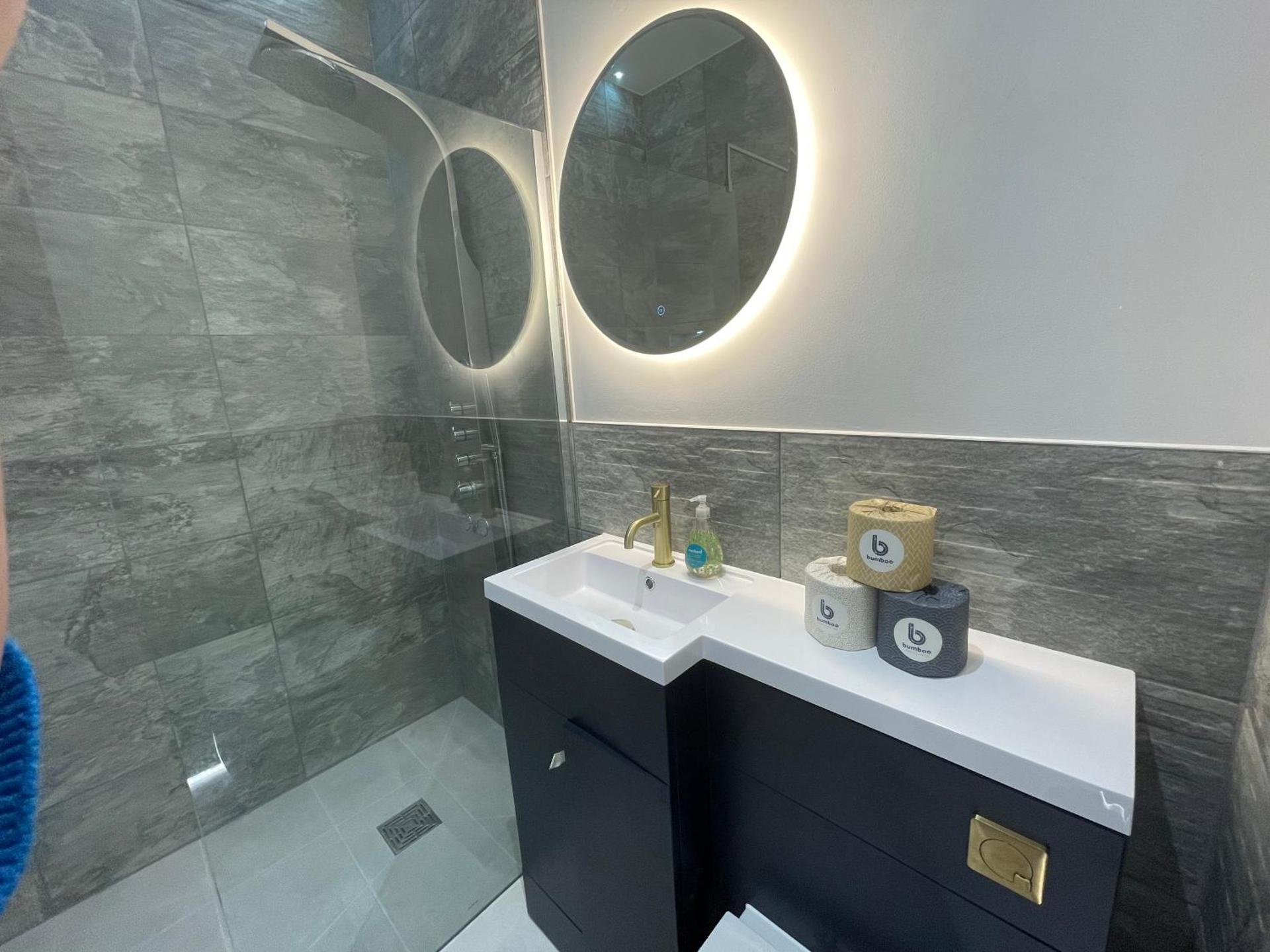 The Jungle Apartment - by Coastline Retreats - Jungle Themed Garden Apartment - Outdoor Bath - Next to Seafront - Childrens Toys - Superfast Wifi - Netflix - Disney