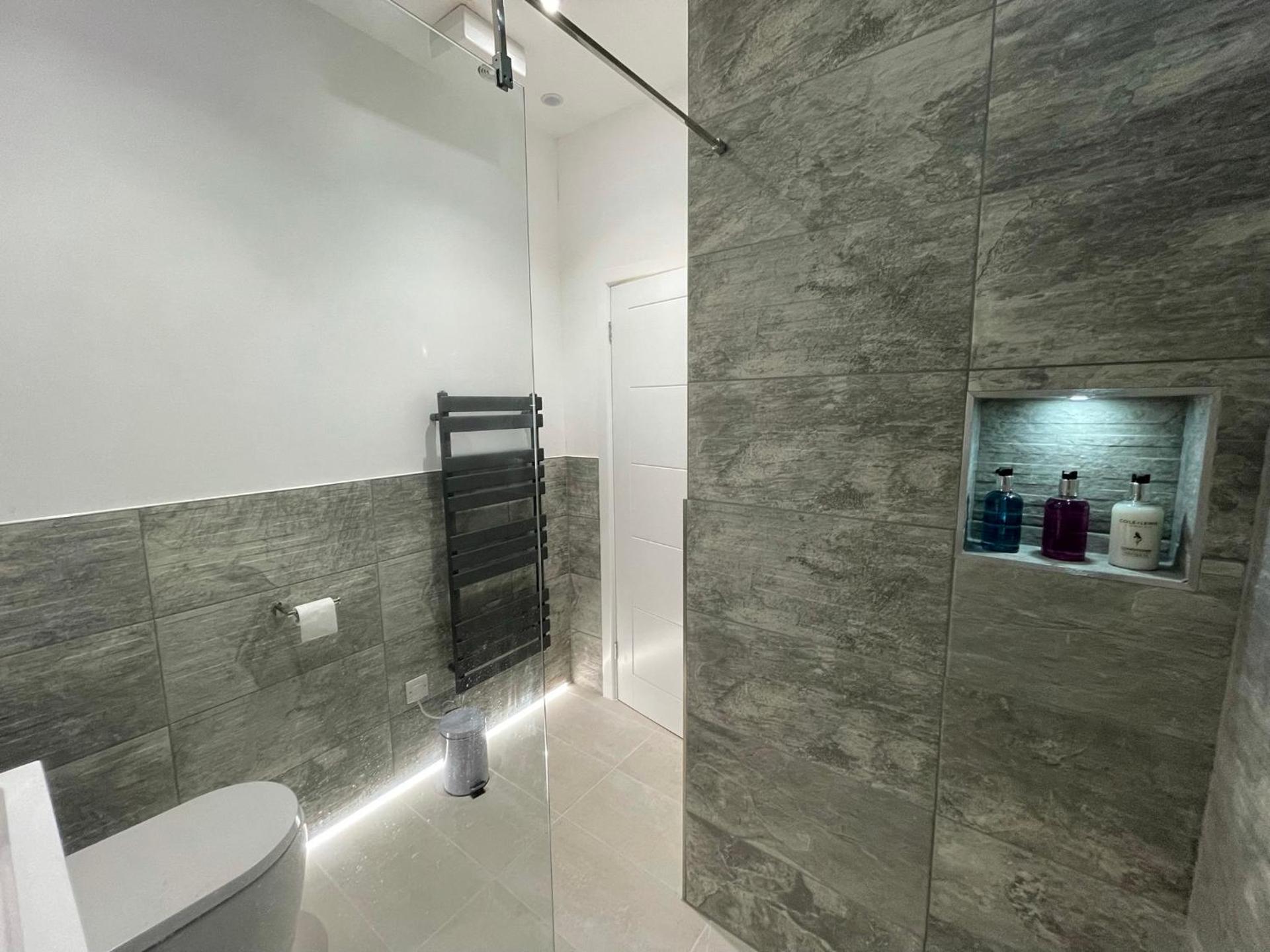 The Jungle Apartment - by Coastline Retreats - Jungle Themed Garden Apartment - Outdoor Bath - Next to Seafront - Childrens Toys - Superfast Wifi - Netflix - Disney