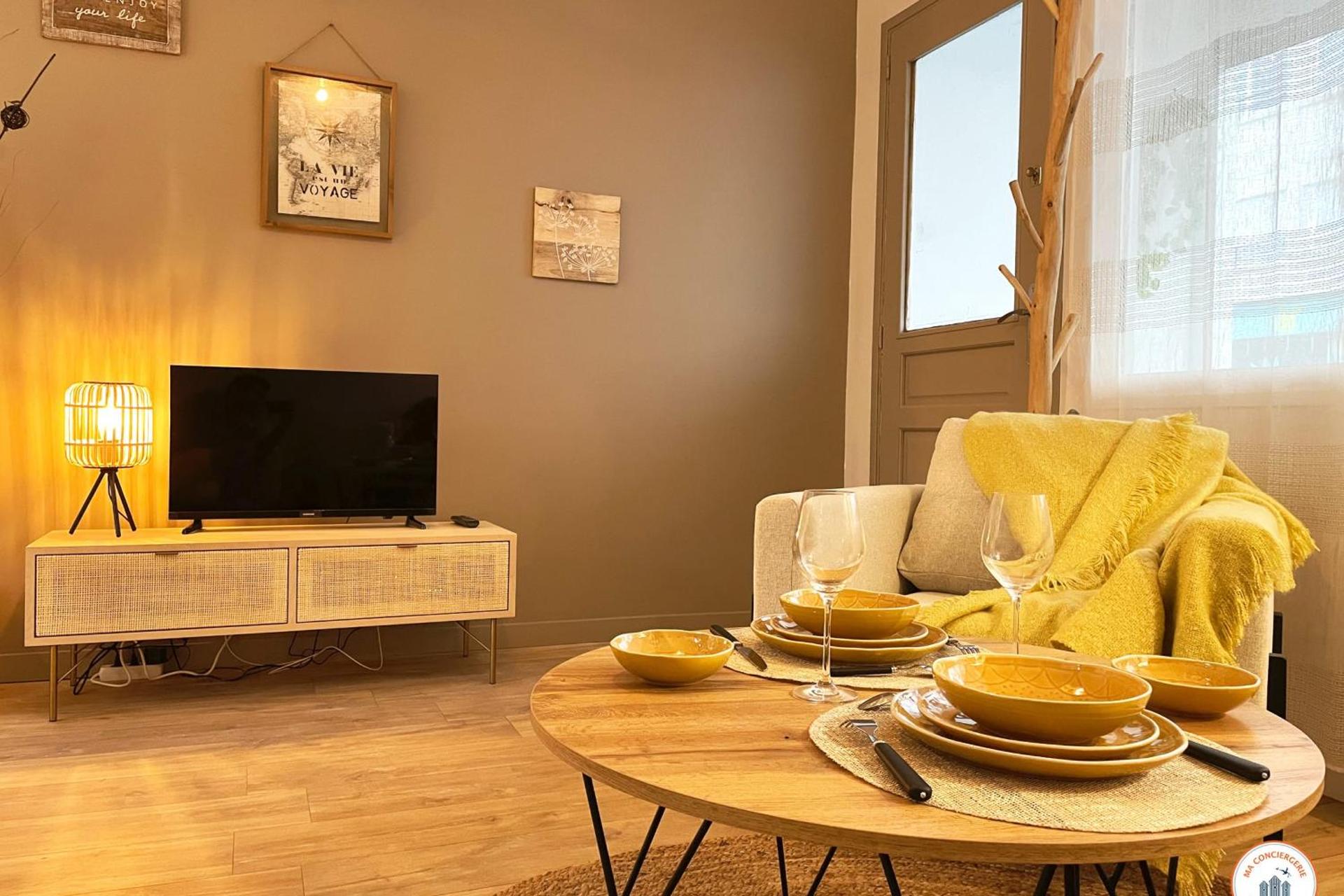 Communal lounge/ TV room