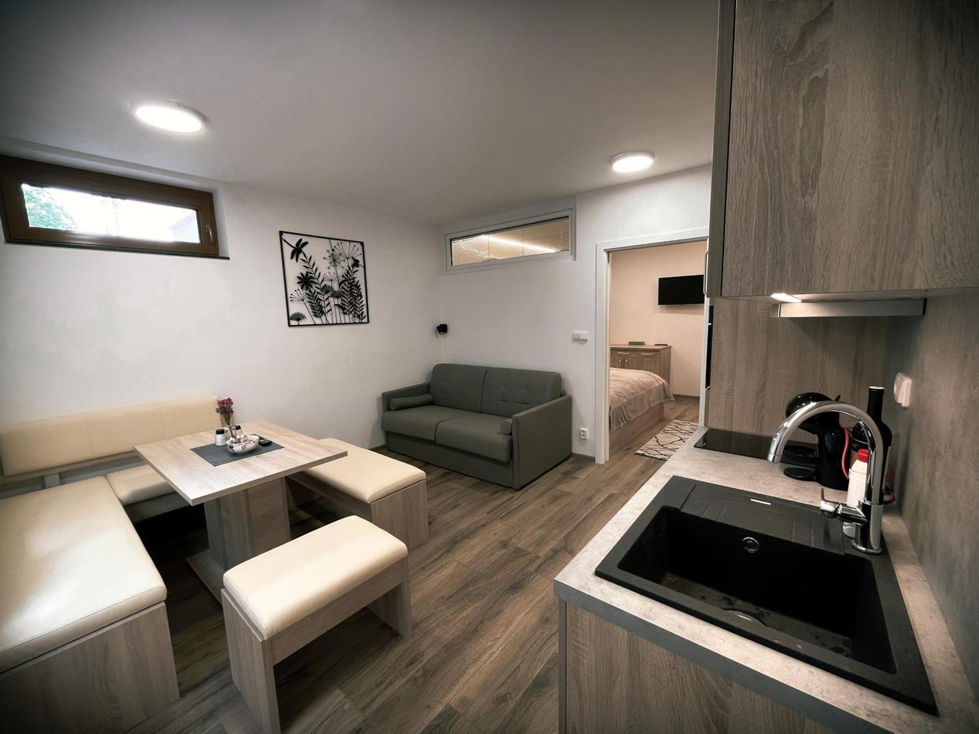 U Králíka, přízemní bezbarierové apartmány A,B,C,D - 50 metrů od vleku - přejdete v lyžácích, pod bobovou dráhou, parkování zdarma, lyžárna s vysoušeči bot,