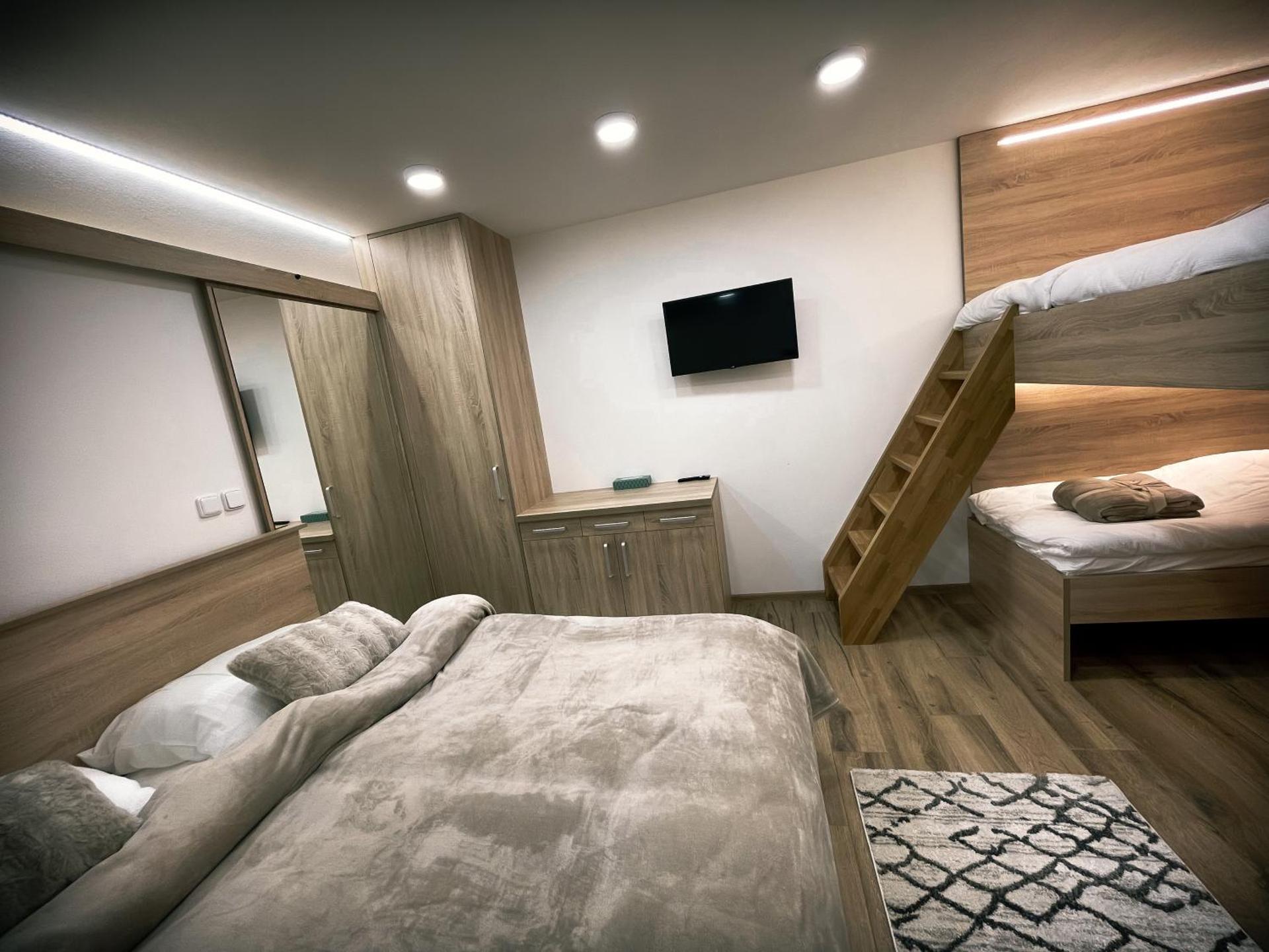 U Králíka, přízemní bezbarierové apartmány A,B,C,D - 50 metrů od vleku - přejdete v lyžácích, pod bobovou dráhou, parkování zdarma, lyžárna s vysoušeči bot,