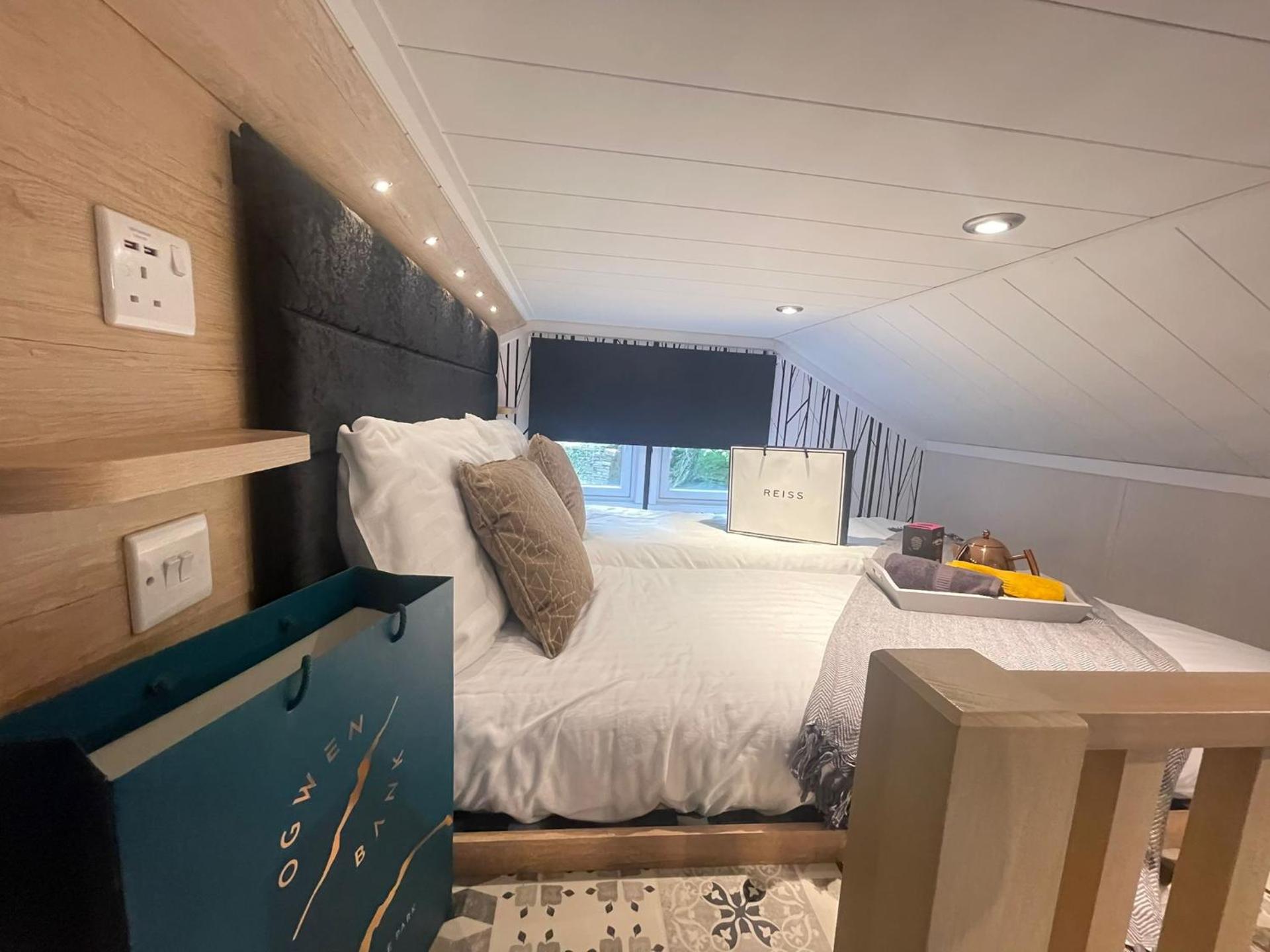 P74 - Riverside Family Pod with Hot Tub