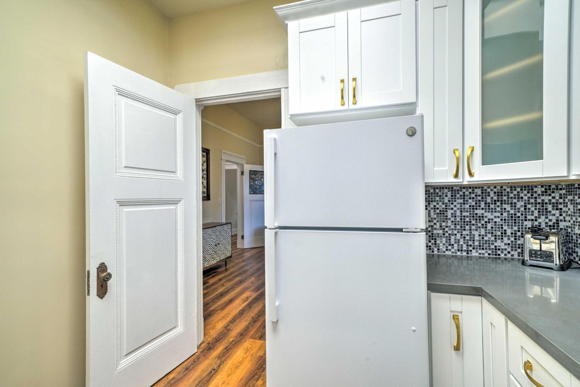 Cozy Carpinteria Apartment Walkable Location