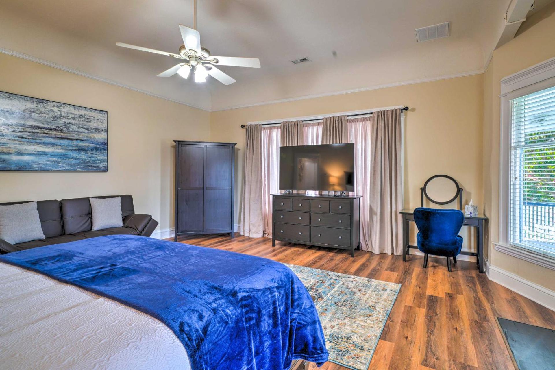 Cozy Carpinteria Apartment Walkable Location