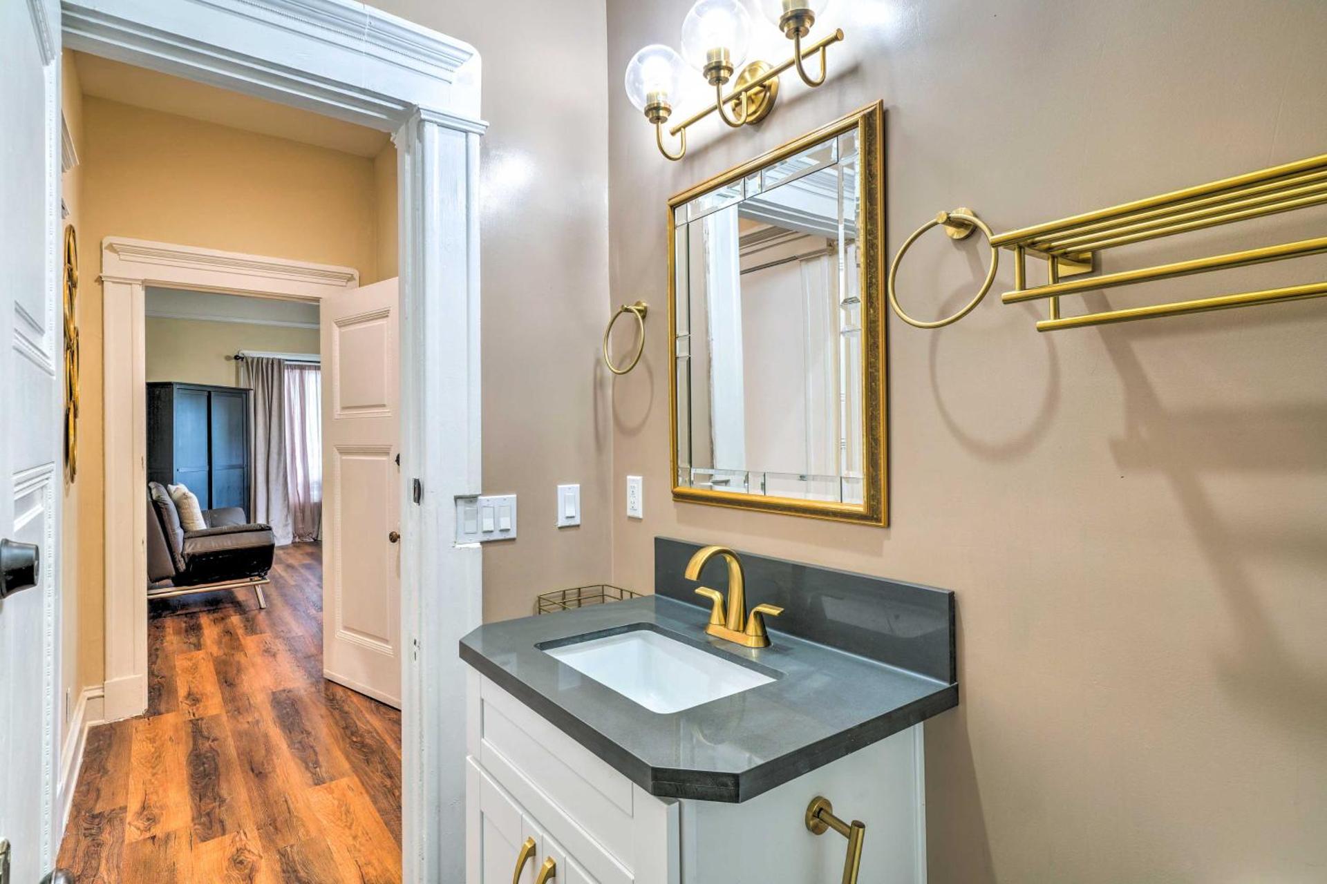 Cozy Carpinteria Apartment Walkable Location