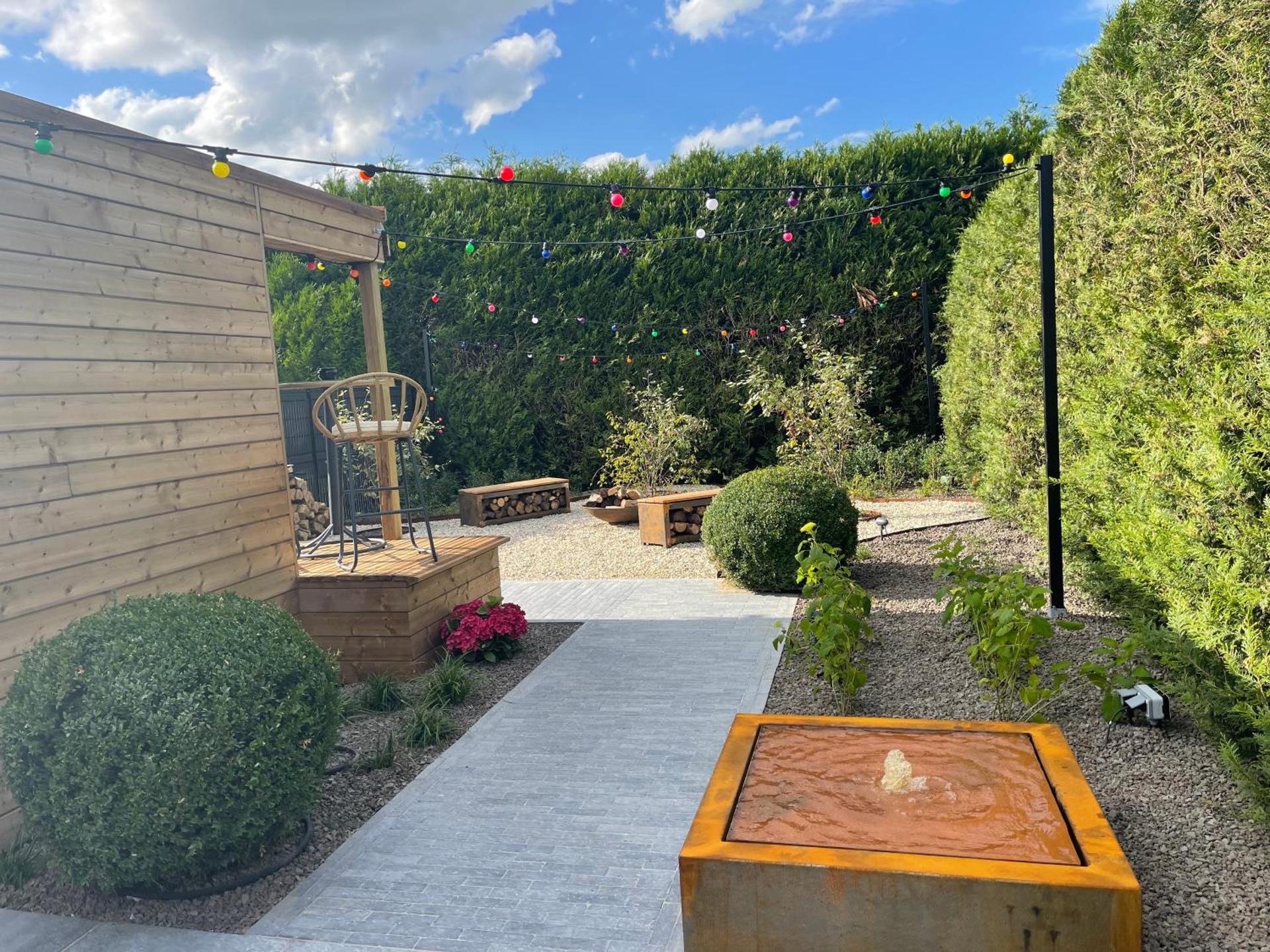 Roulotte du puits avec jacuzzi et sauna privatif