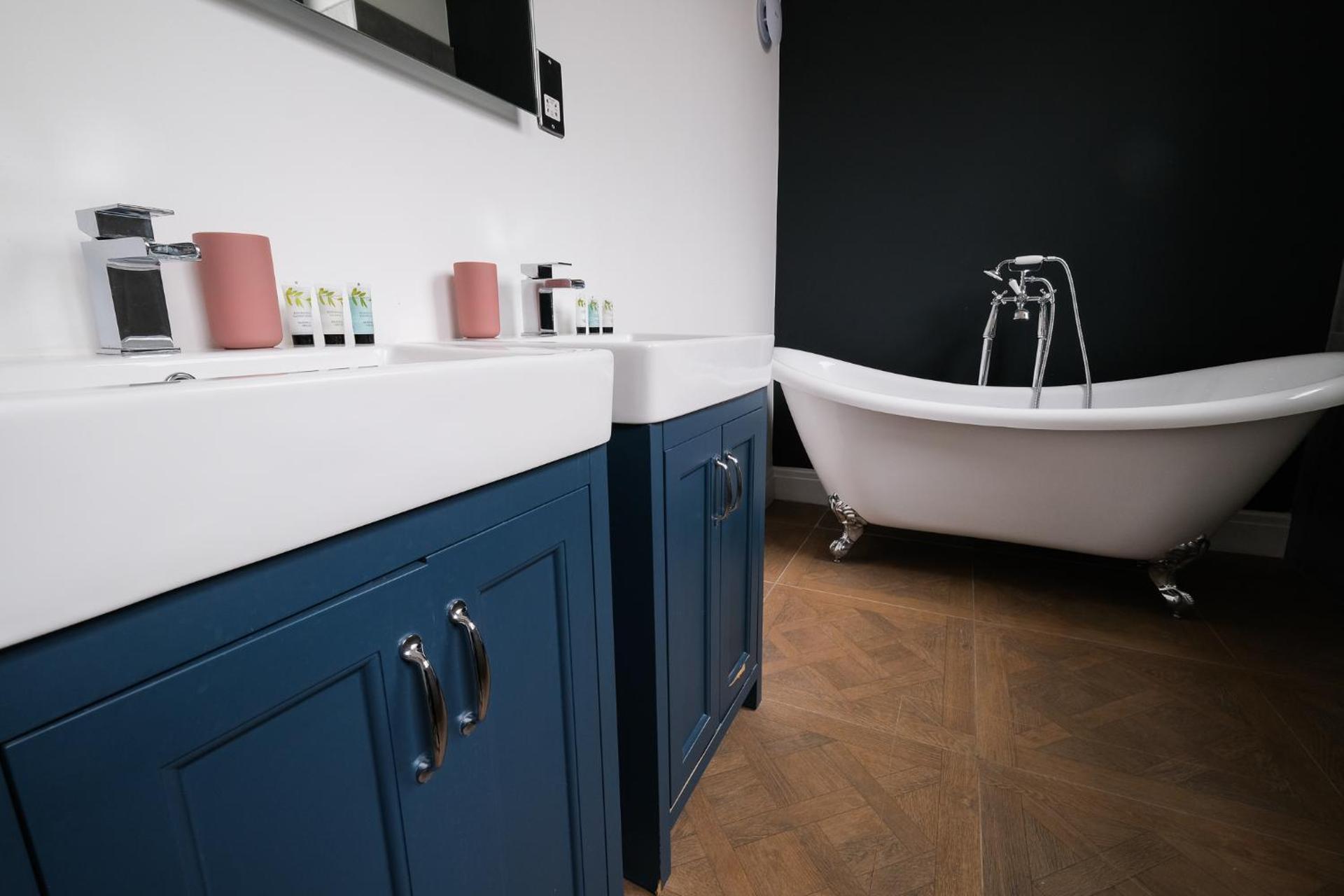 The Eden Warehouse - Pink Apartment (sleeps 4)