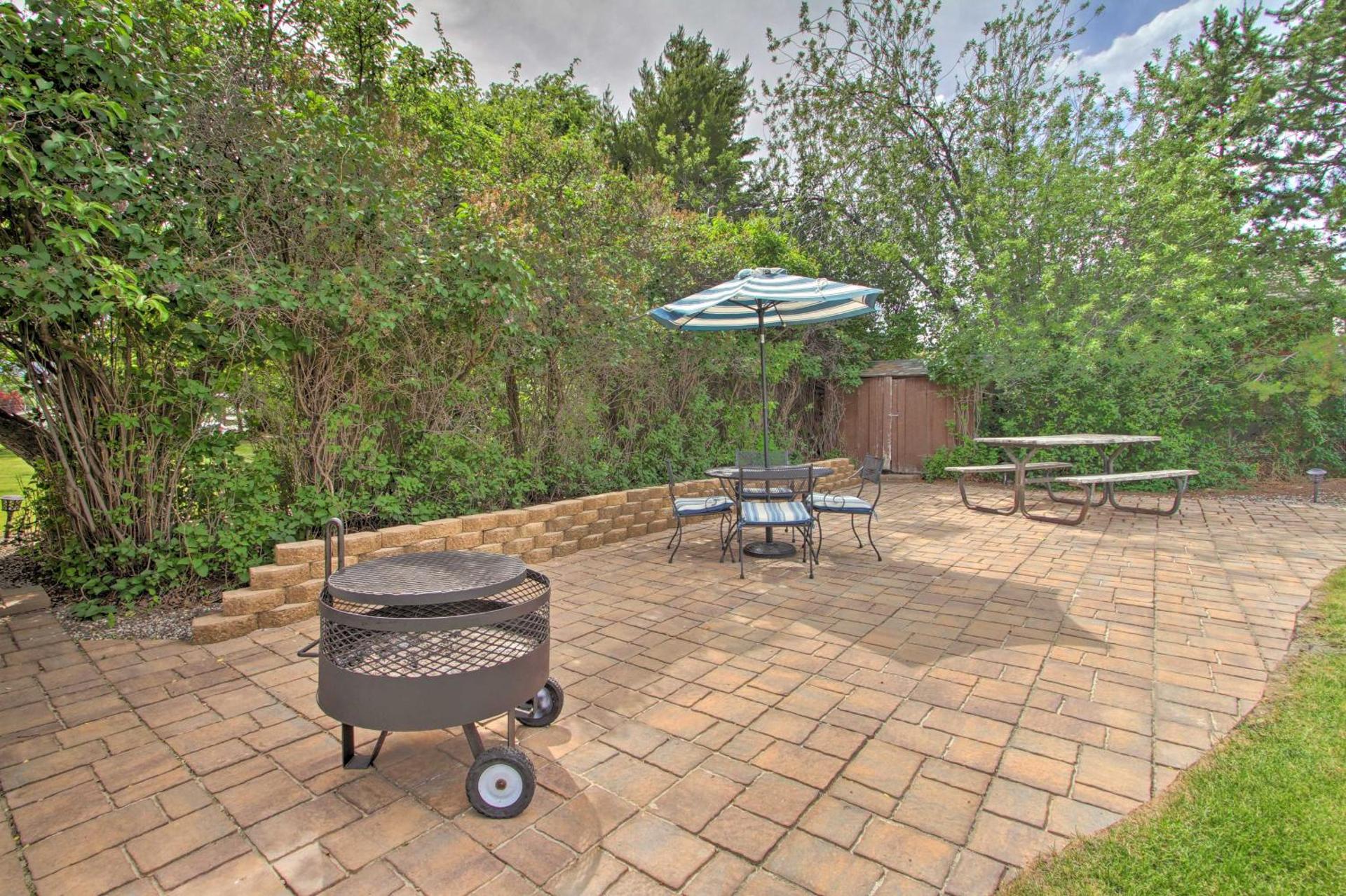 Cozy Home with Hot Tub Half Mi to Salmon River!