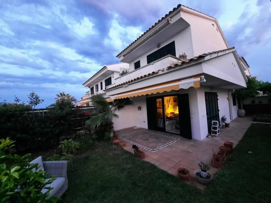 Cosy house with garden infront of the sea