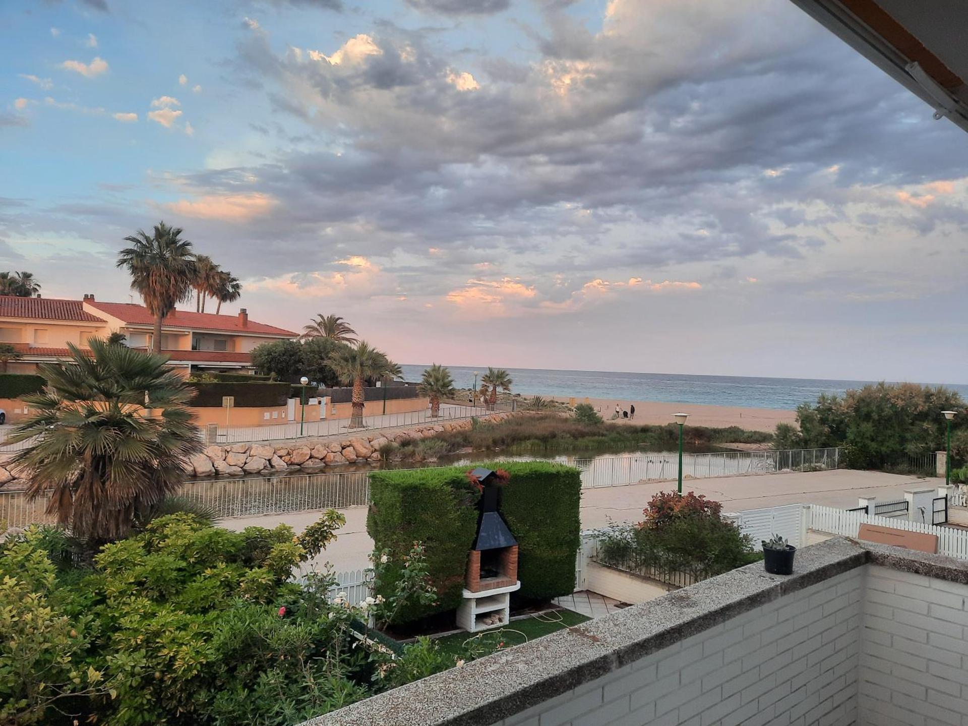 Cosy house with garden infront of the sea