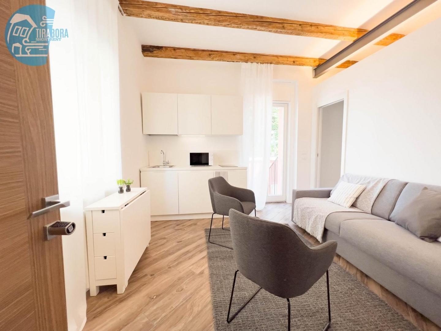 Basovizza 3 Chanel Tirabora Short Rent