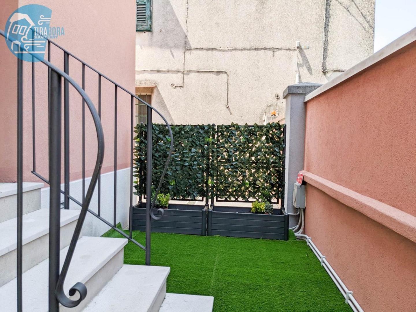 Basovizza 3 Chanel Tirabora Short Rent