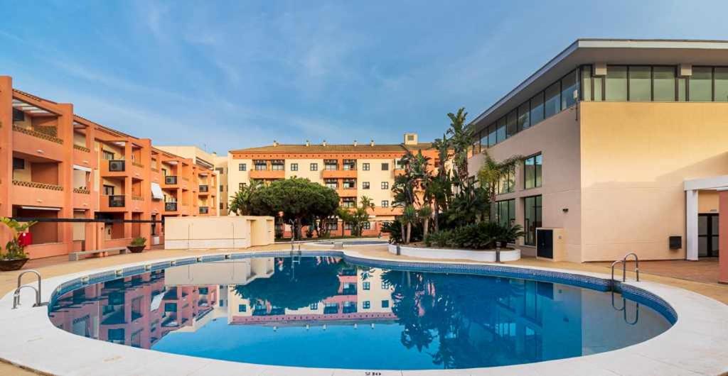 Apartamento junto a la playa con piscina y parking