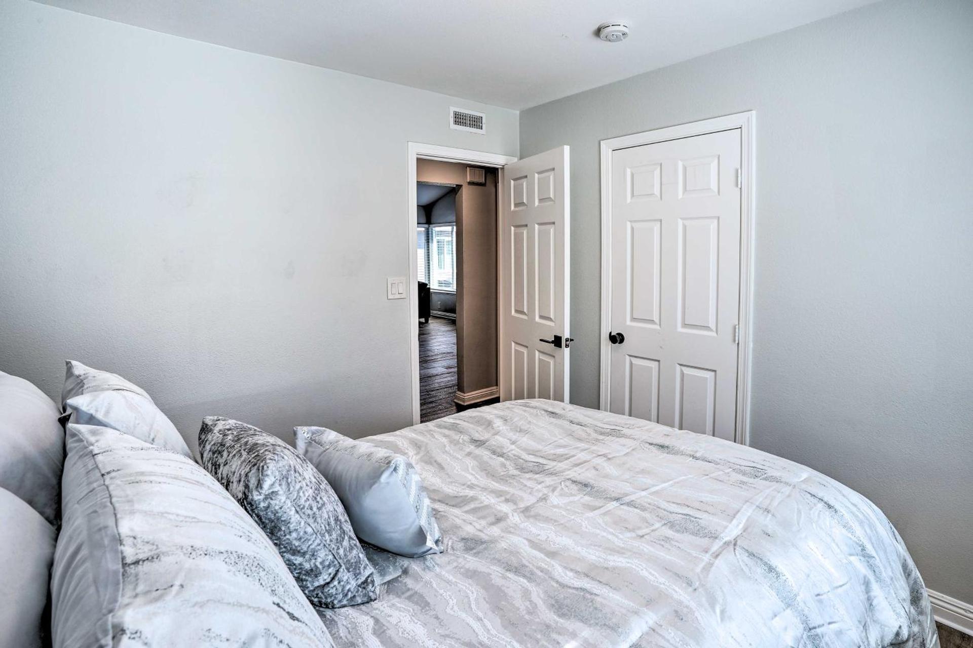 Sunny Orange County Abode with Fire Pit and Backyard!