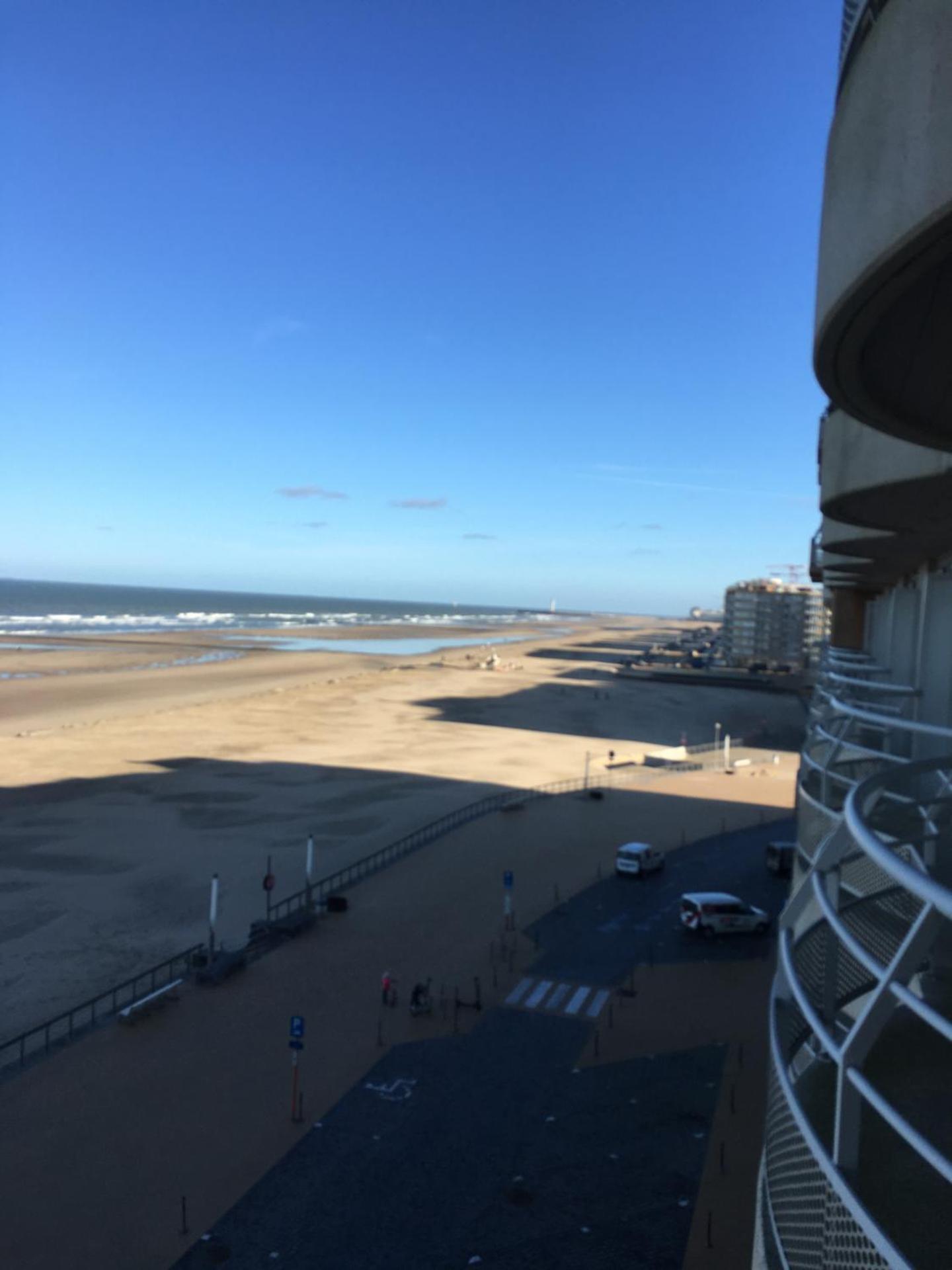 Studio 4 pers met Frontaal Zeezicht & privé zwembad Oostende