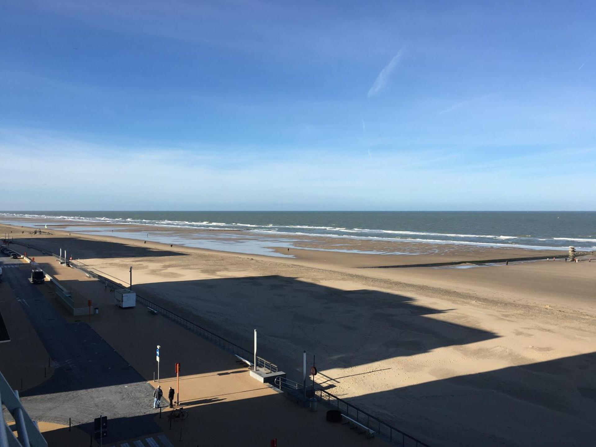 Studio 4 pers met Frontaal Zeezicht & privé zwembad Oostende