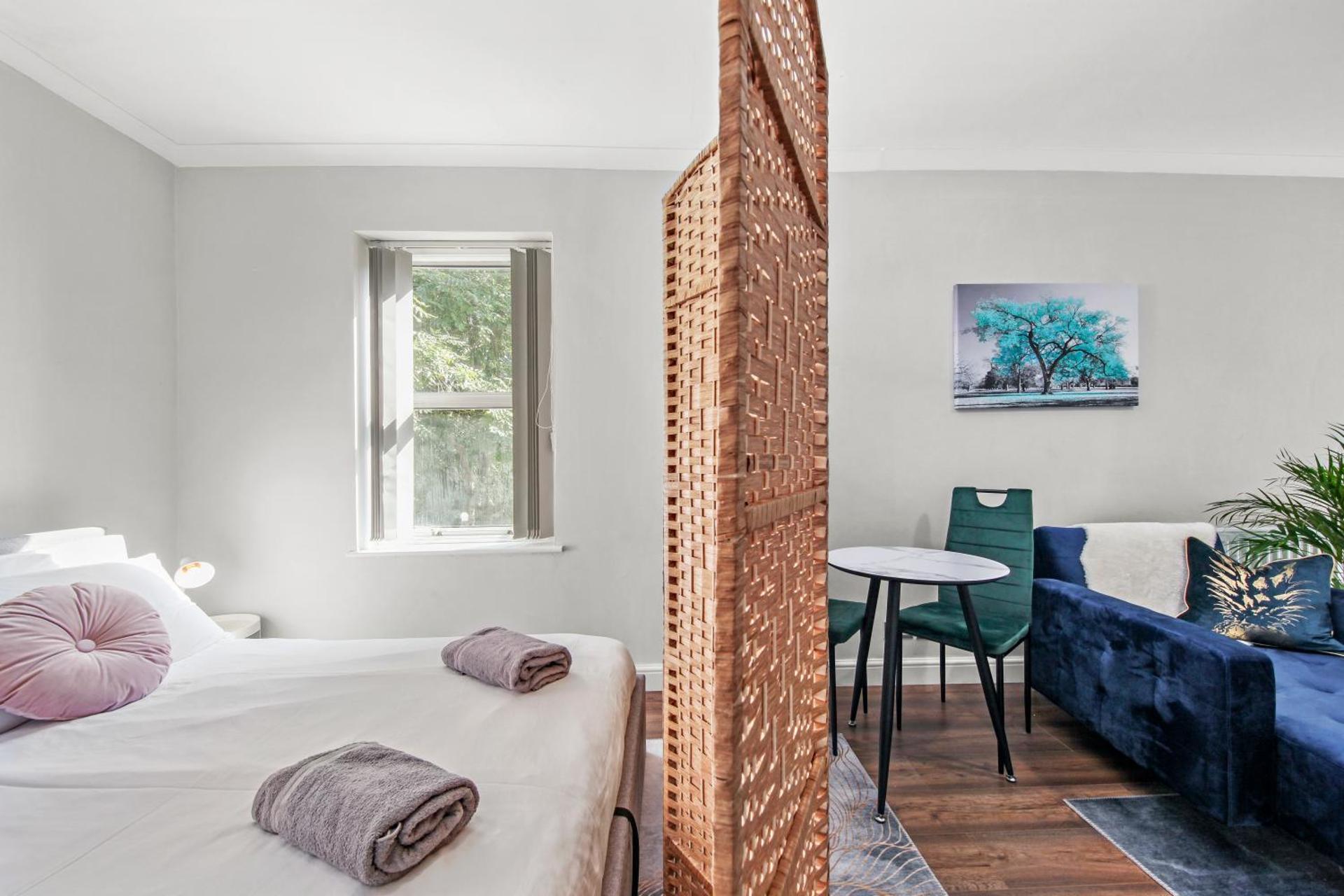 Stunning studio flat with free on-street parking!