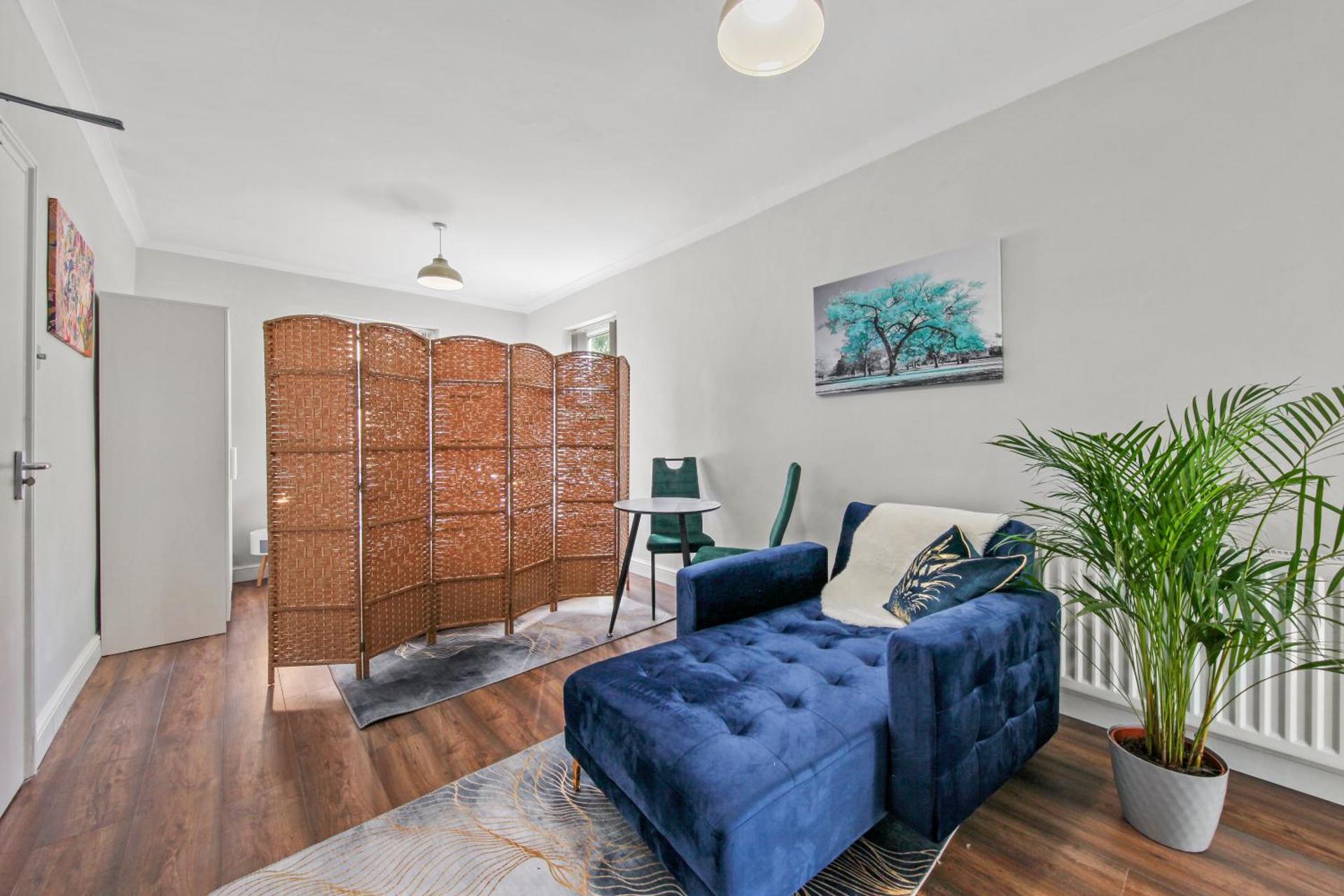 Stunning studio flat with free on-street parking!