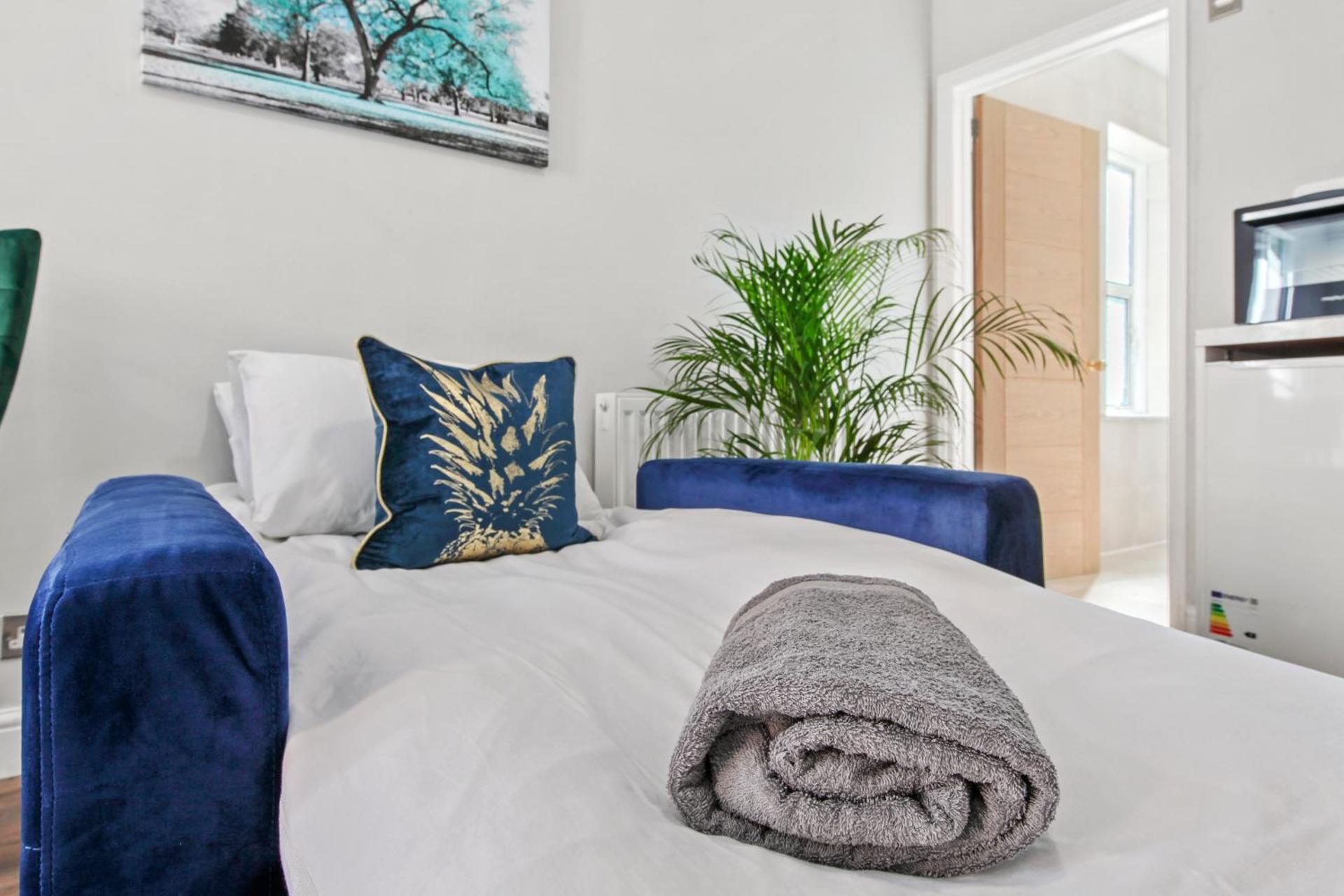 Stunning studio flat with free on-street parking!