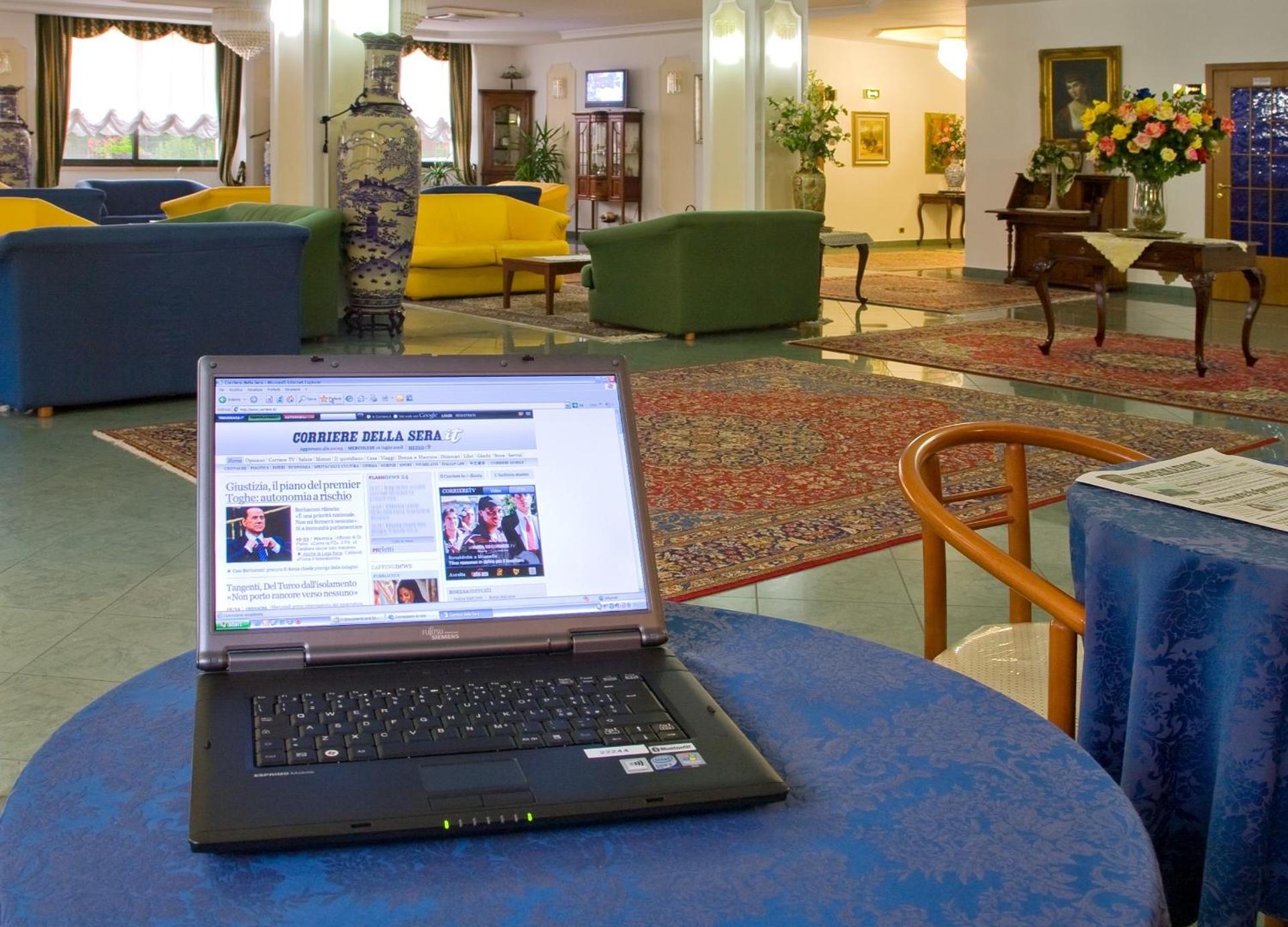 Communal lounge/ TV room