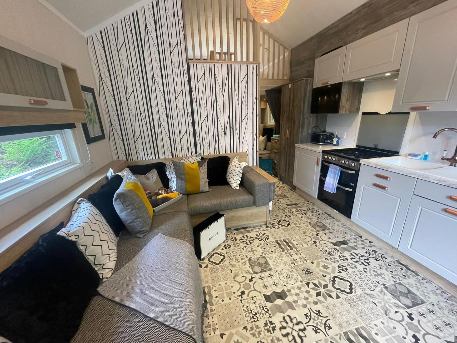 P76 - Riverside Family Pod with Hot Tub