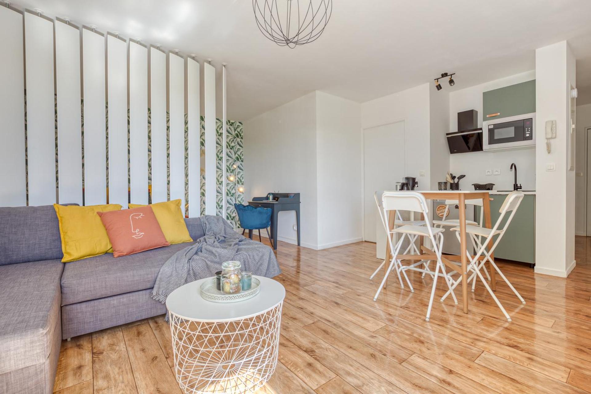 Grand studio Disney, queen size, coffee, WIFI