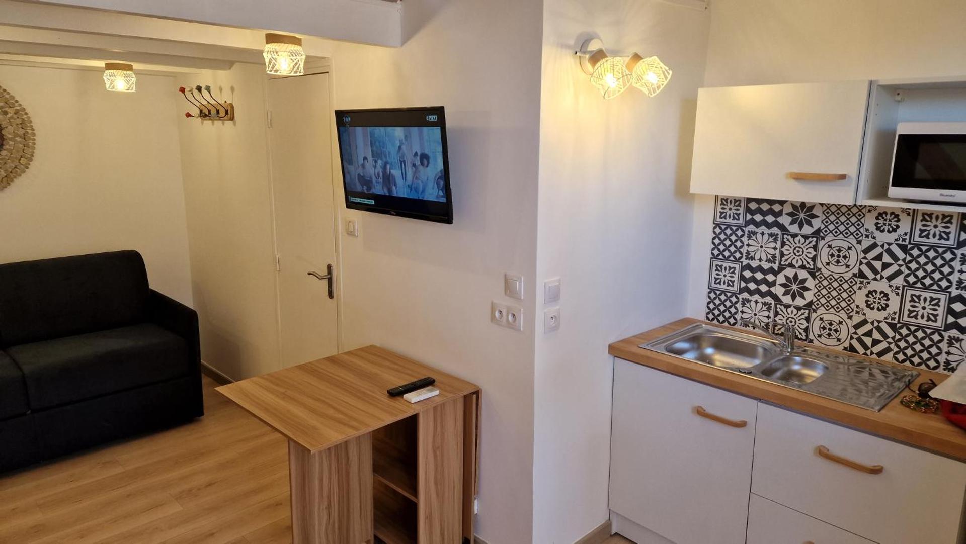 Maisonnette à 200m de la plage, terrasse, clim, parking privé, lave-linge et linge de lit compris