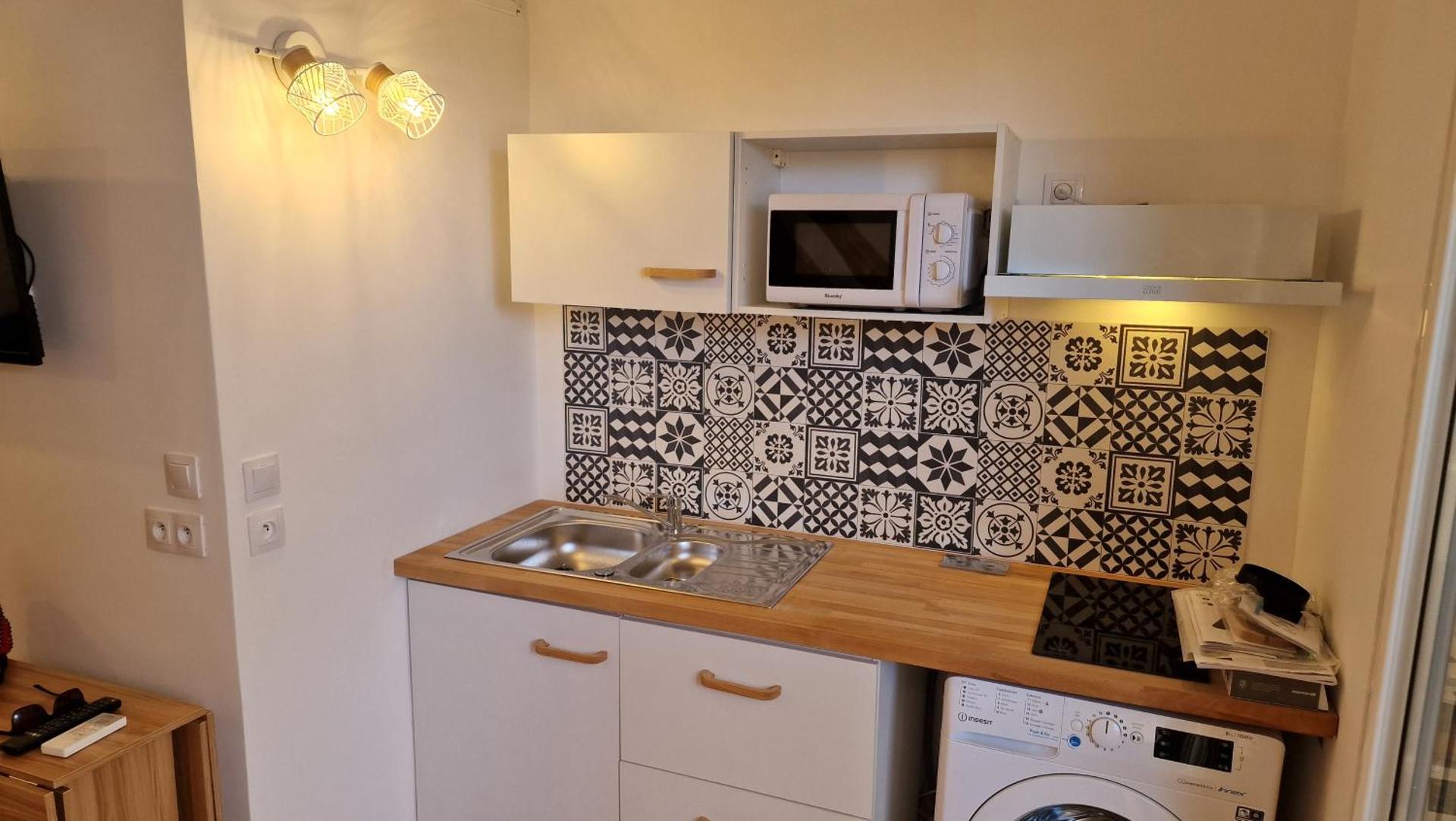 Maisonnette à 200m de la plage, terrasse, clim, parking privé, lave-linge et linge de lit compris