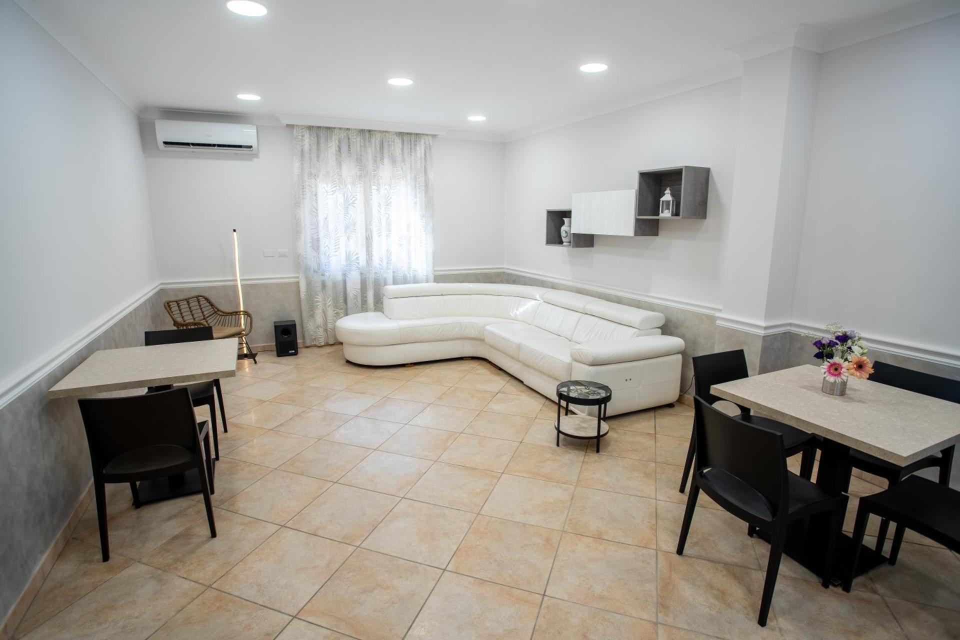 Communal lounge/ TV room